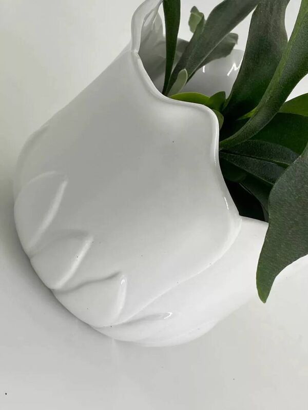 Cache-pot vintage en forme de tulipe en porcelaine blanche