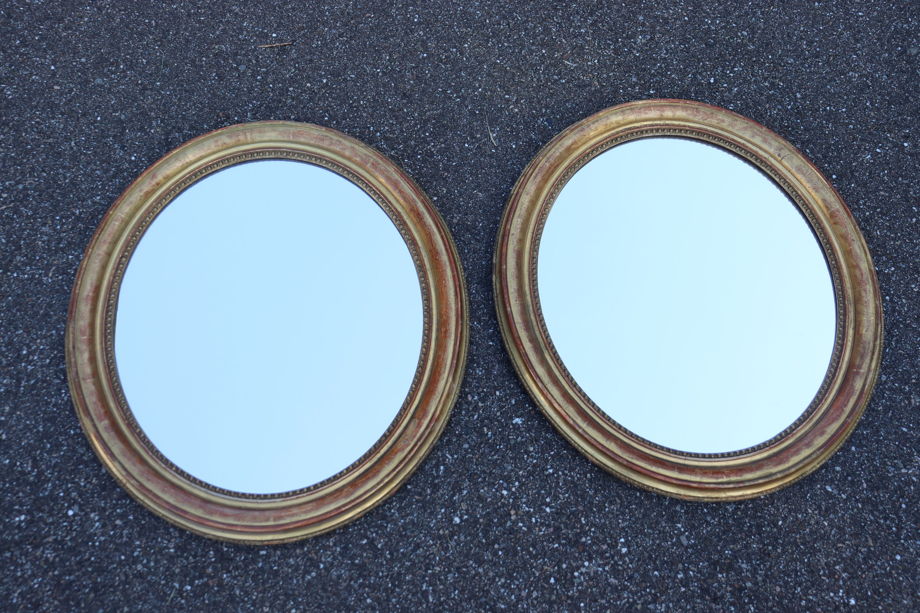 Pair of oval mirrors from the Louis Philippe period in gilded wood.