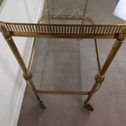Desserte roulante en laiton doré et verre