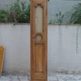 Petite armoire en chêne, 4 étagères, la porte habillée de toile de jute.