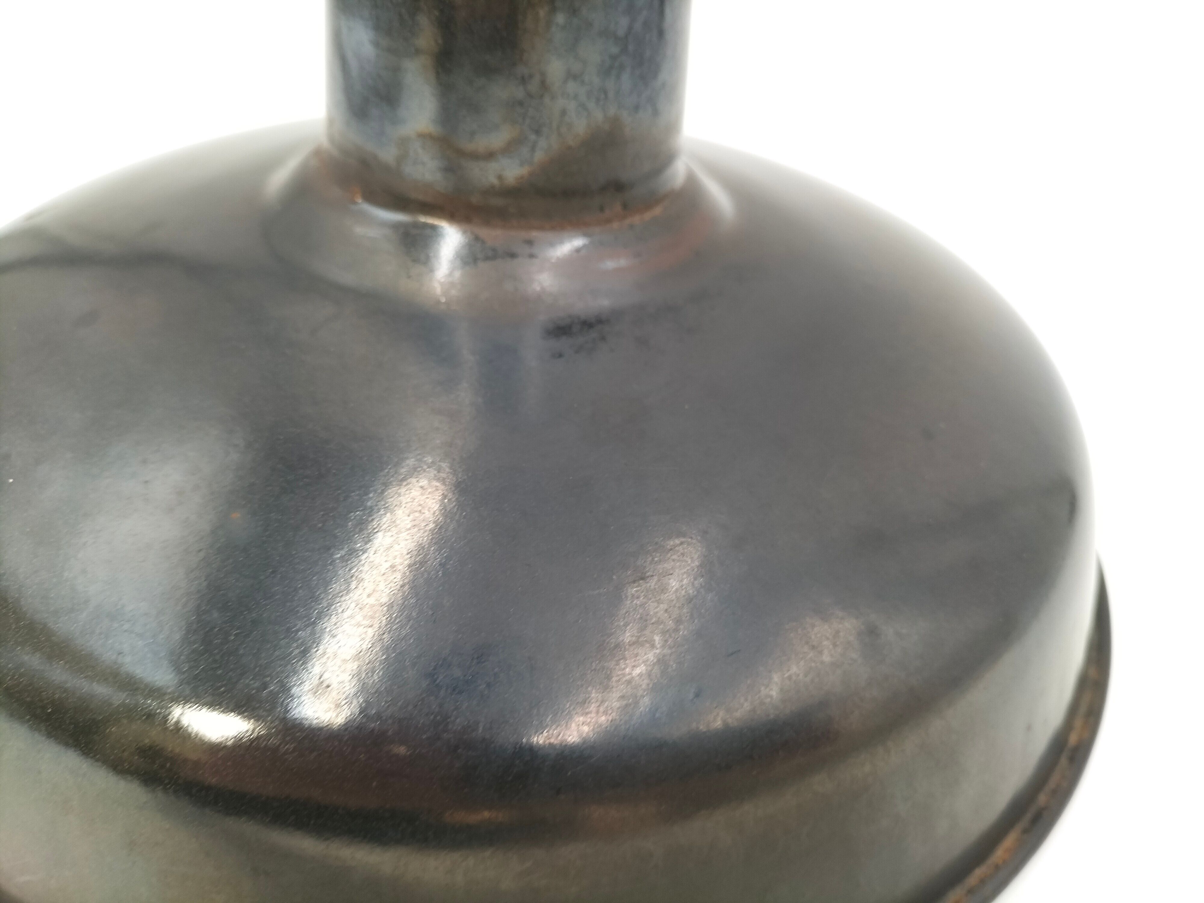 Industrial lamp in enamelled sheet metal