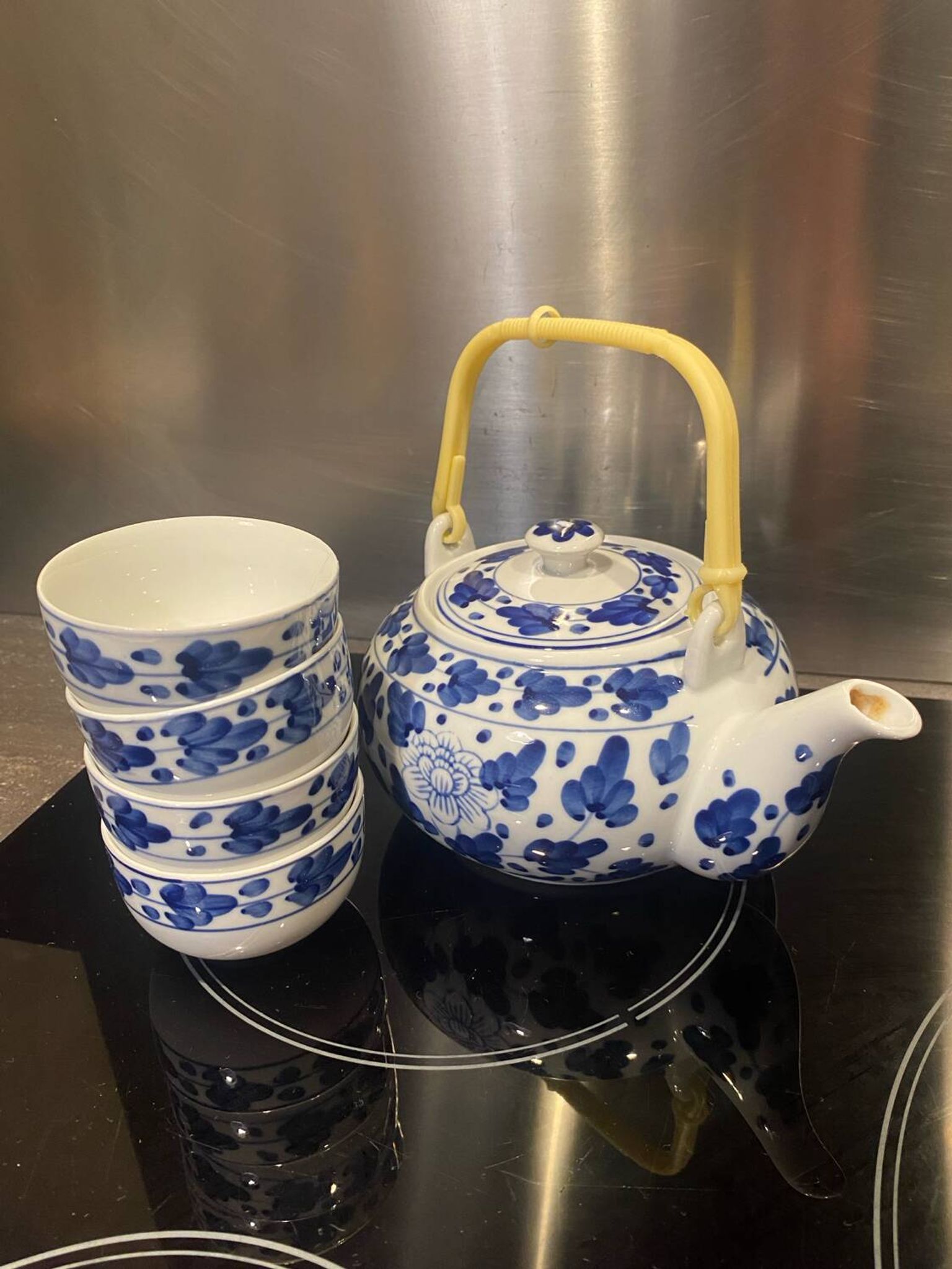 Service à thé en céramique bleue et blanche