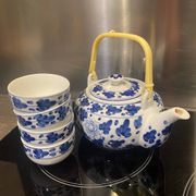 Service à thé en céramique bleue et blanche