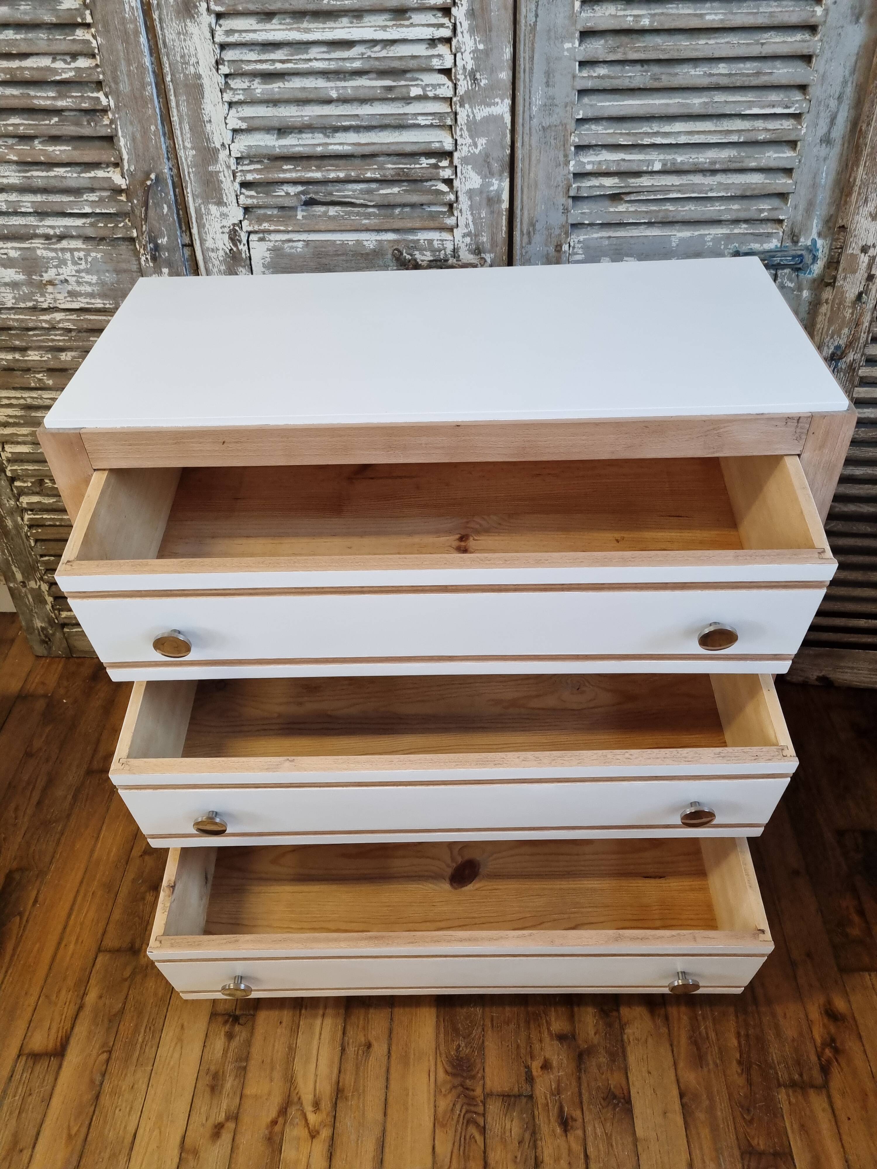 White and wood chest of drawers
