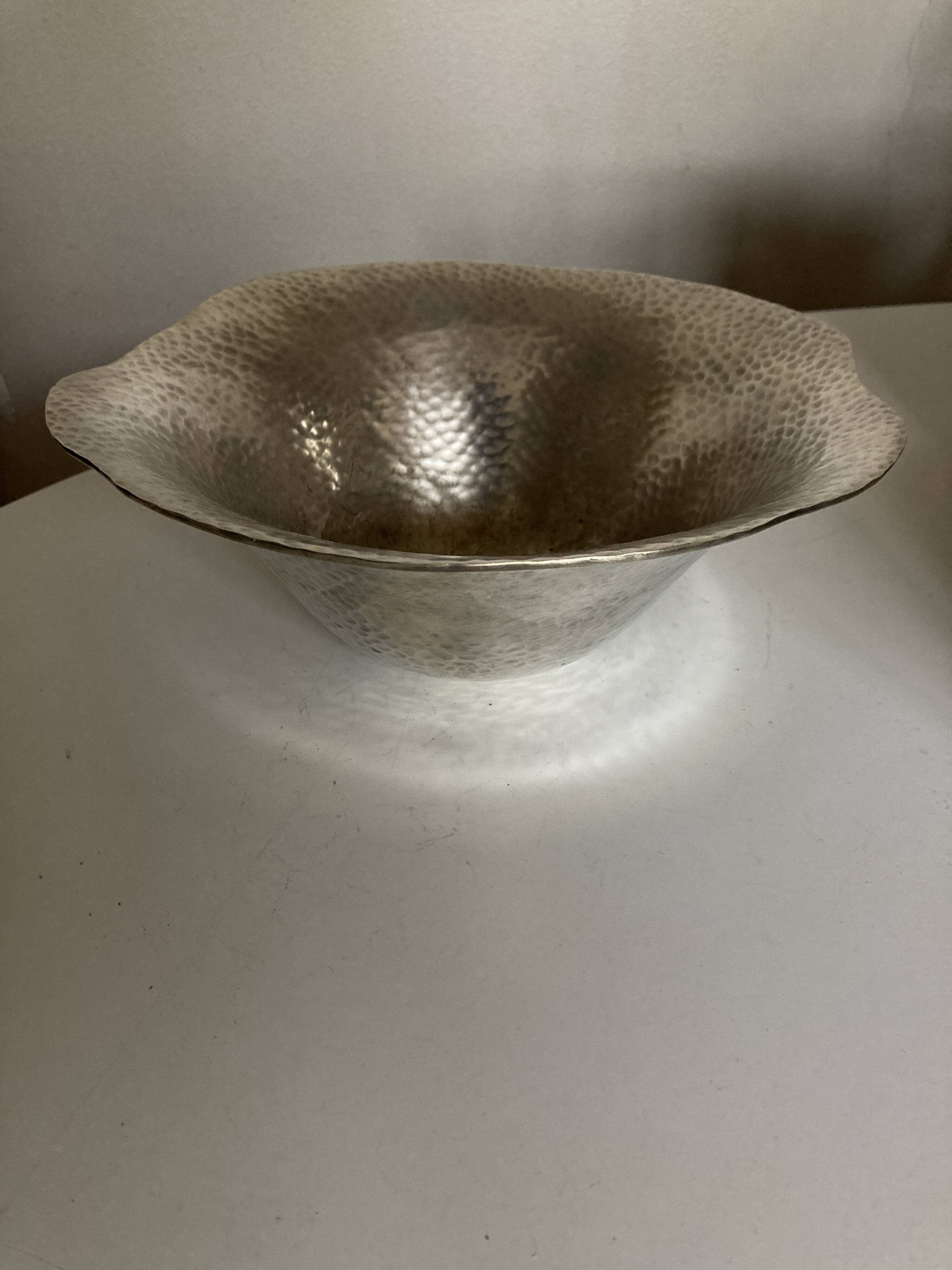 Coupe centre de table en métal argenté martelé forme libre 1980