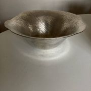 Coupe centre de table en métal argenté martelé forme libre 1980