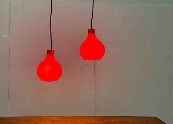 Lampes suspendues en verre rouge allemandes du milieu du siècle par Peill & Putzler, années 1960, lot de 2