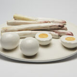 Assiette murale avec asperges et oeufs durs en relief, origine Italie