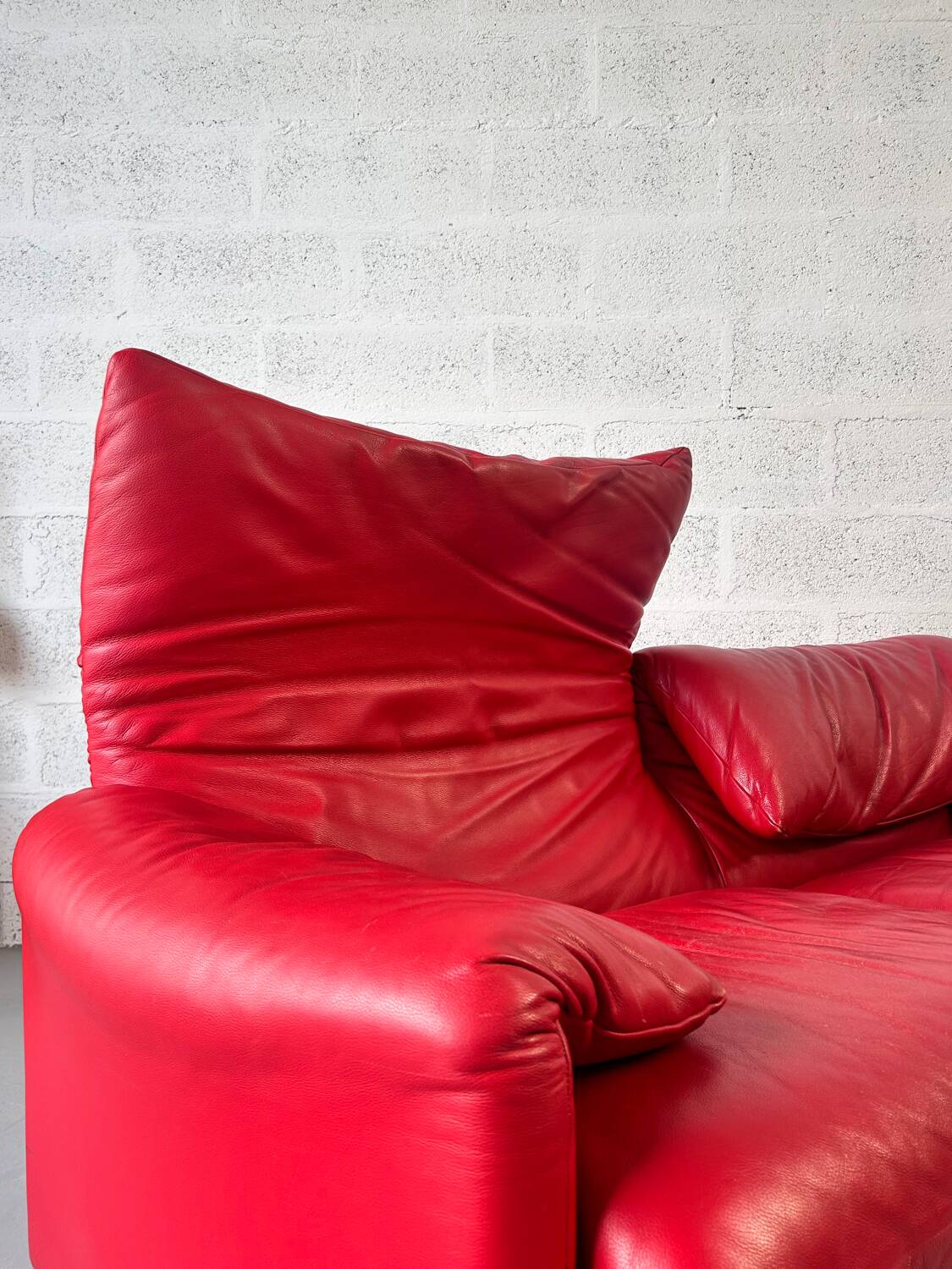 Cassina Maralunga 2-seater leather sofa