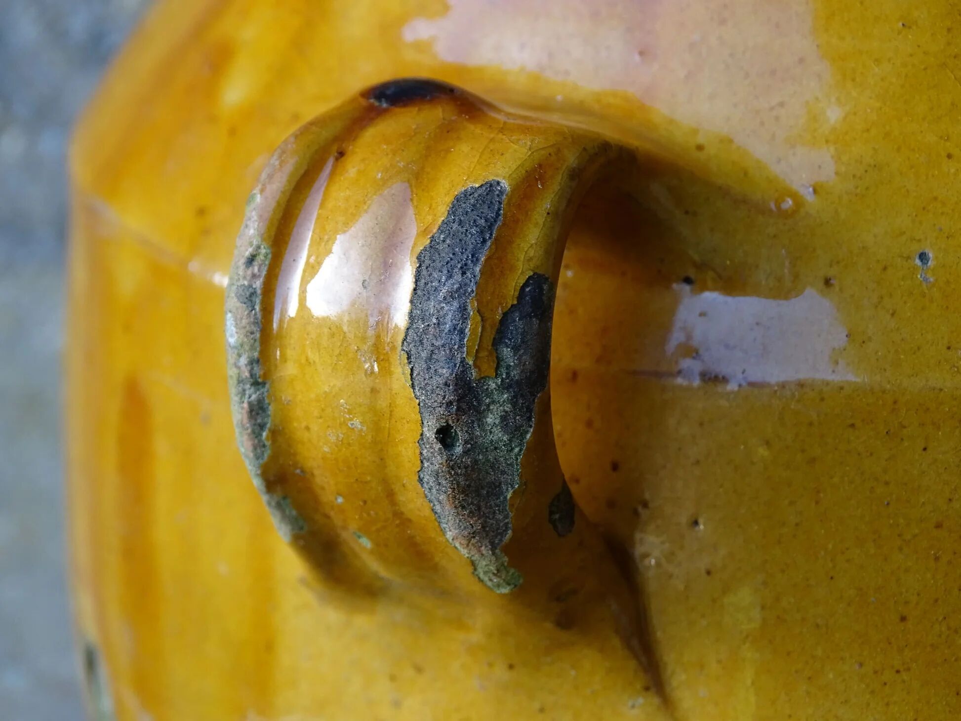 Grand pot à confit ancien français à glaçure jaune