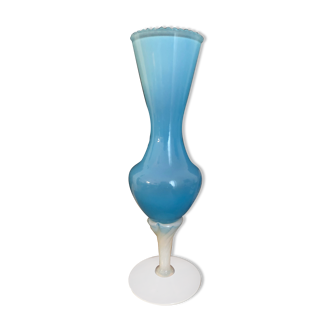 Vase en opaline bleue