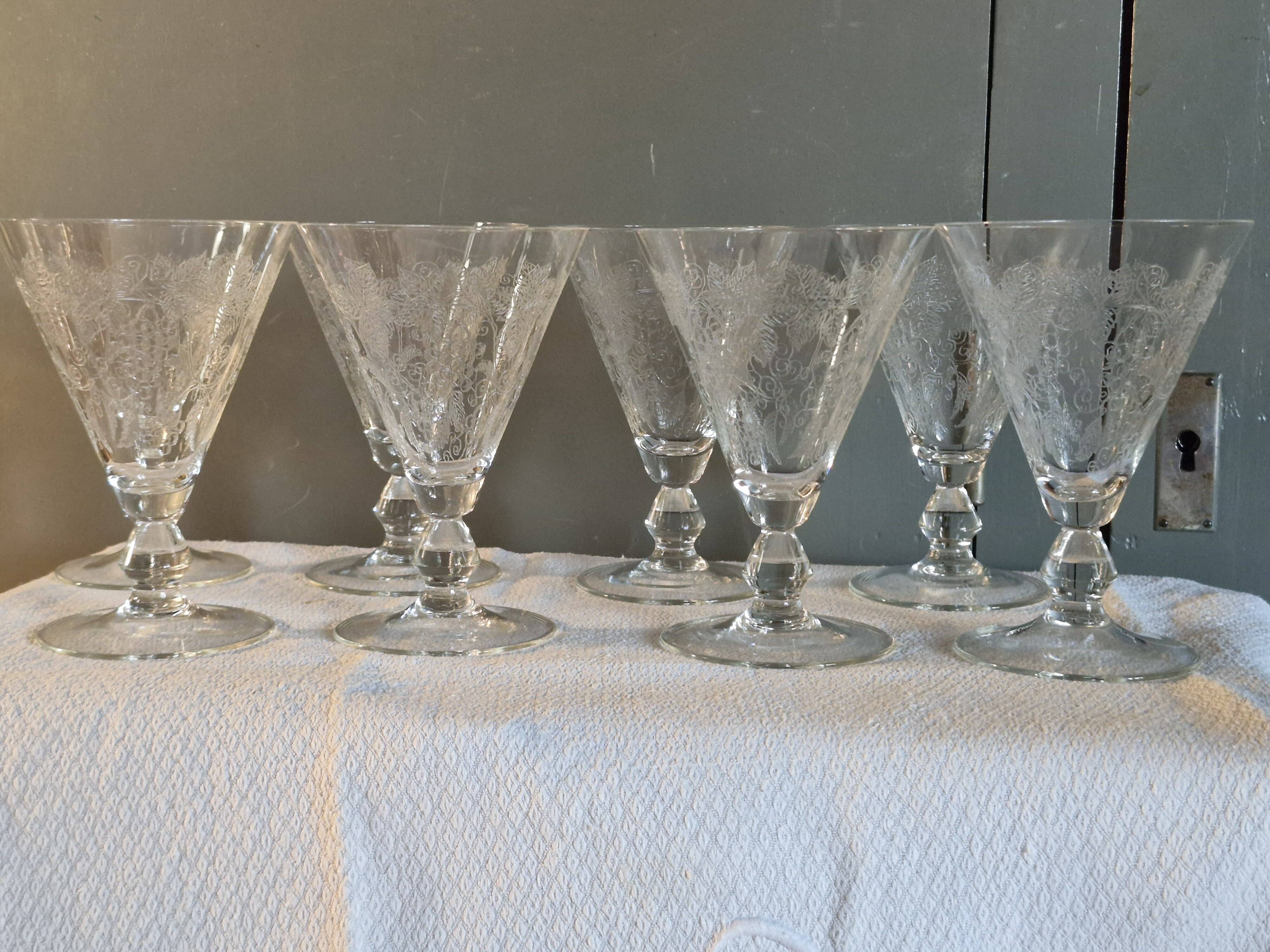 8 large Art Deco crystal glasses, grape clusters (+ 2 gifts)