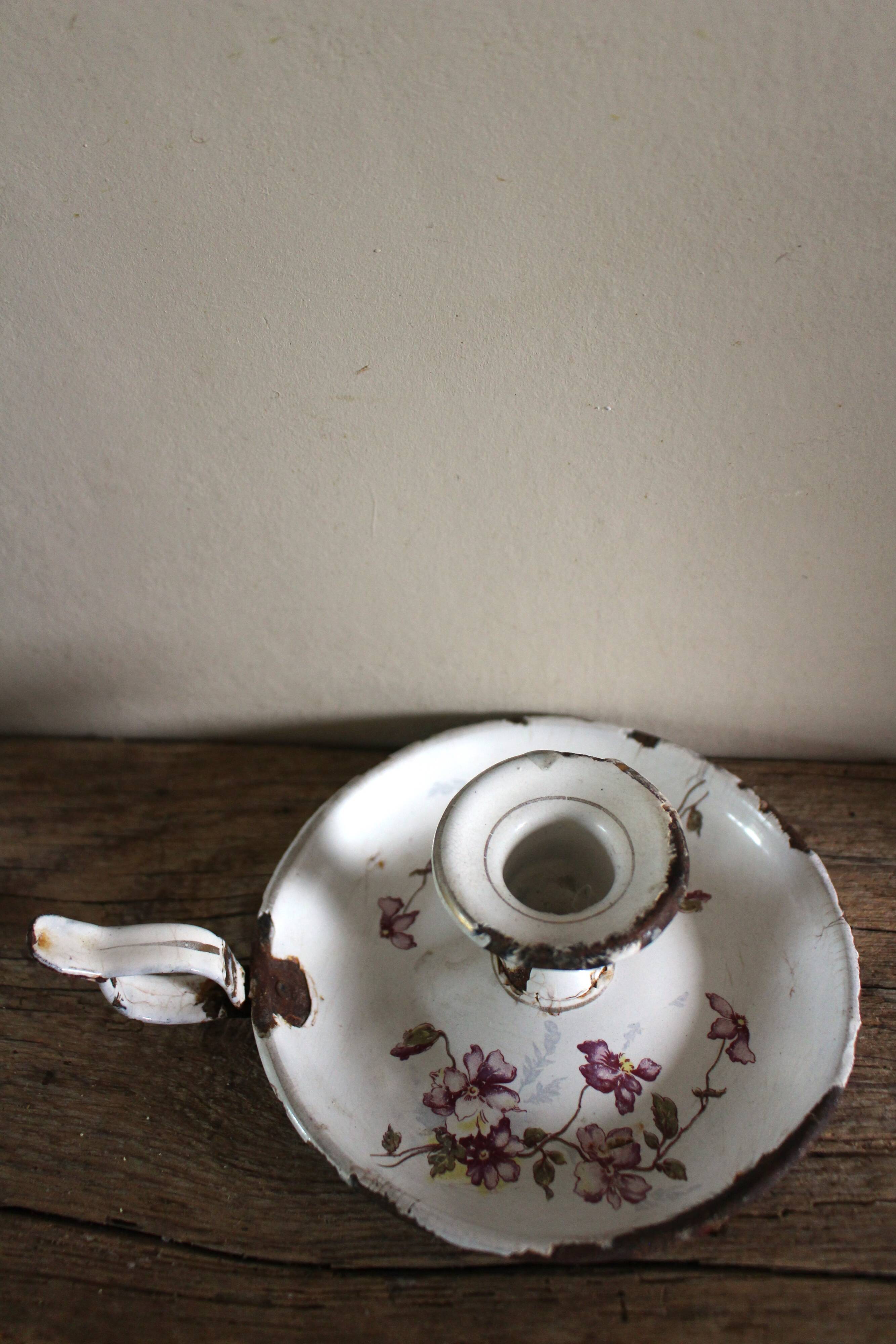 Bougeoir rat de cave vintage en tôle émaillée blanche décorée de fleurs roses