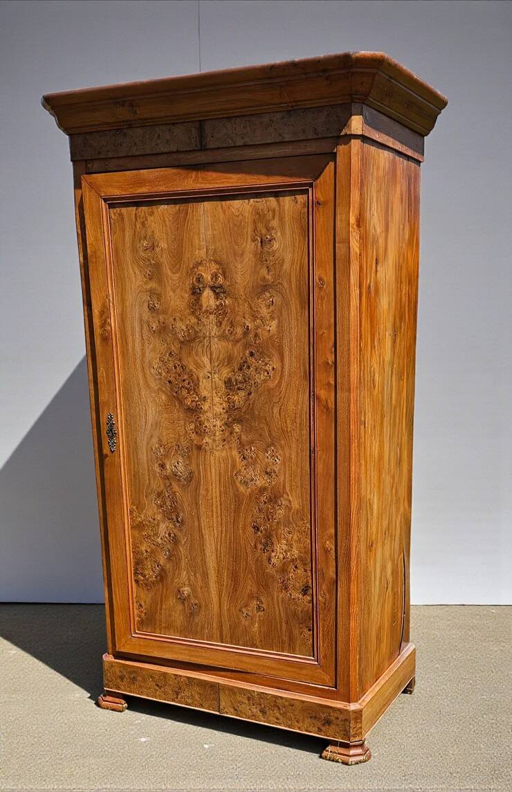 Wardrobe with one door.