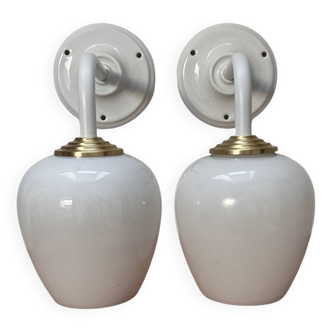 Paire d’appliques vintage en opaline blanche