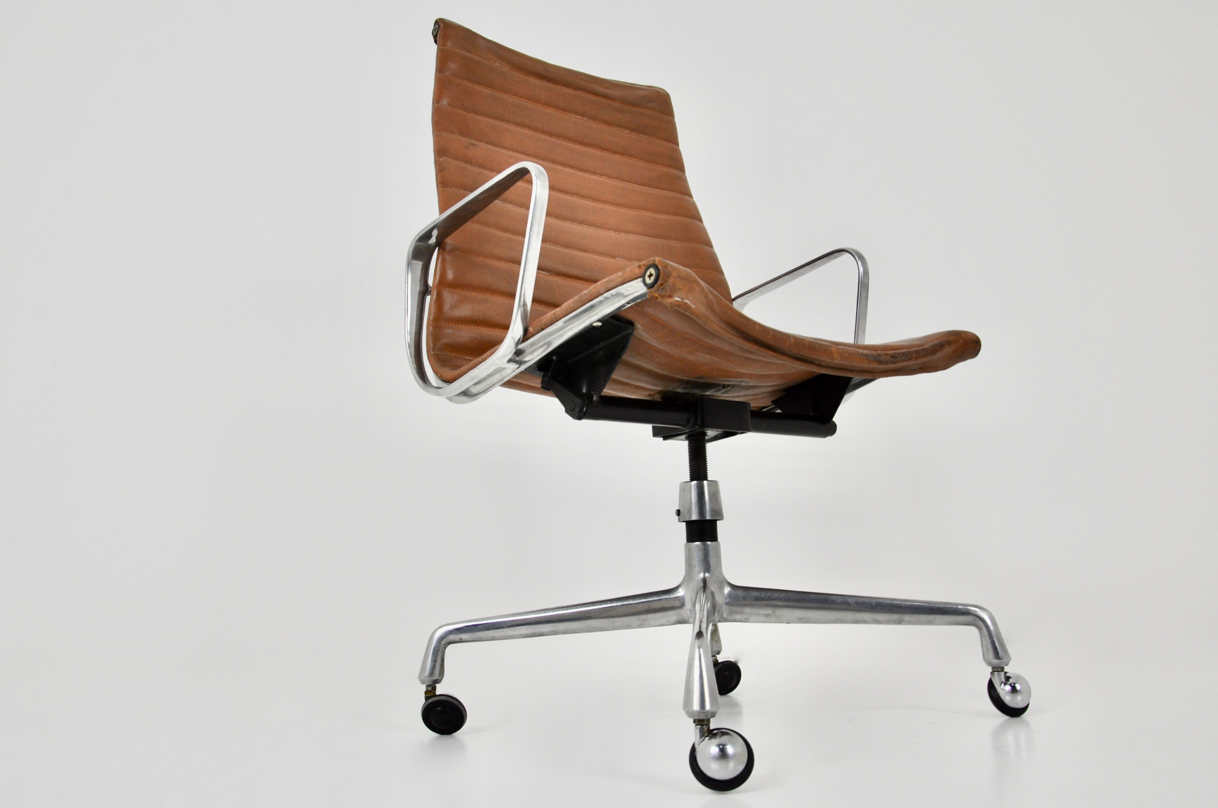 Office chair by Charles & Ray Eames for Herman Miller 1970S