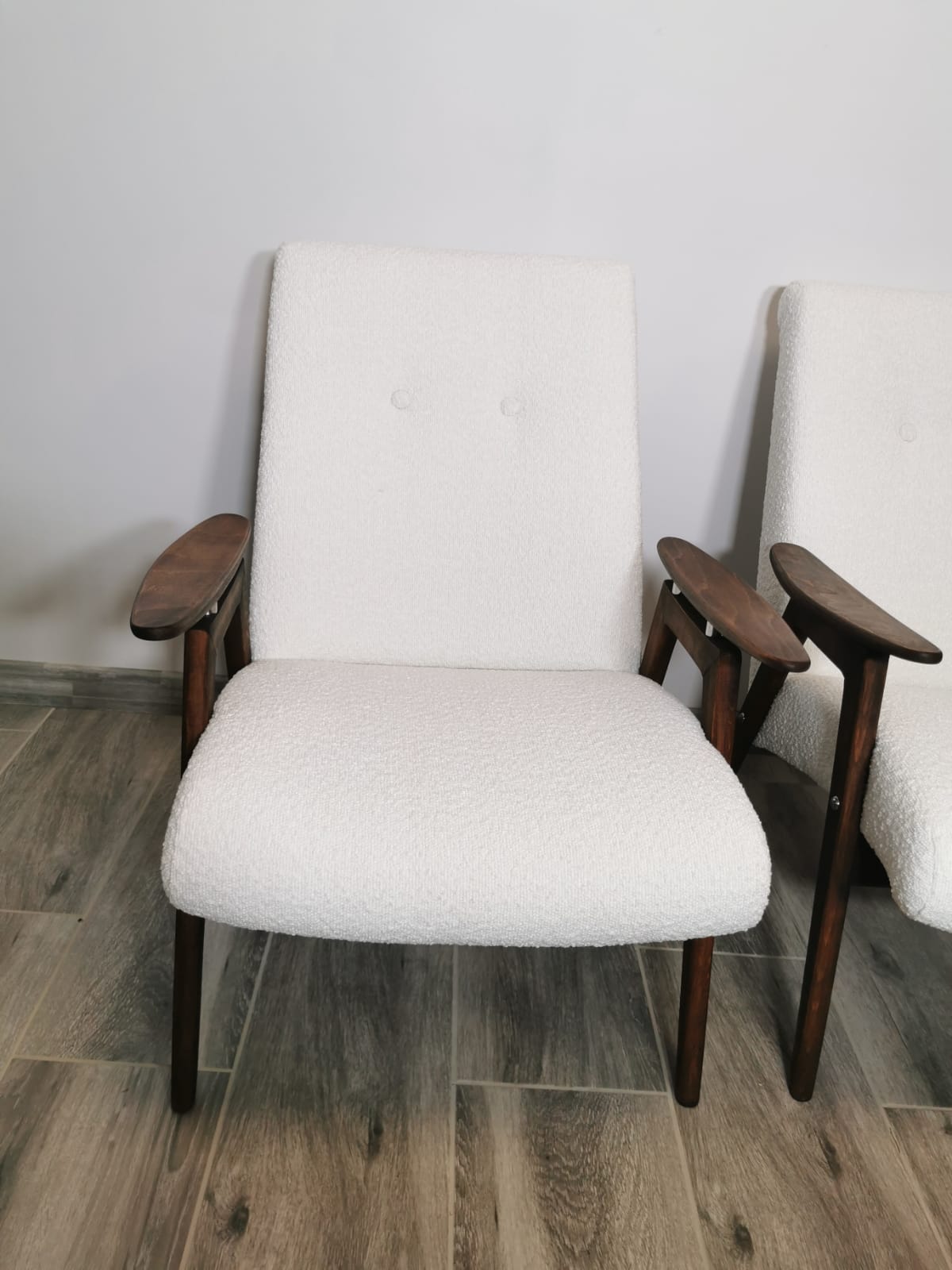 Paire de fauteuils par Jaroslav Smidek restaurés