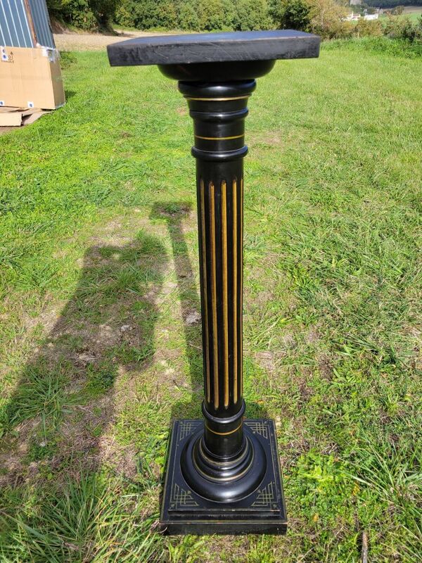 Colonne, sellette Napoléon III en bois noirci et feuille d'or, milieu XIXème