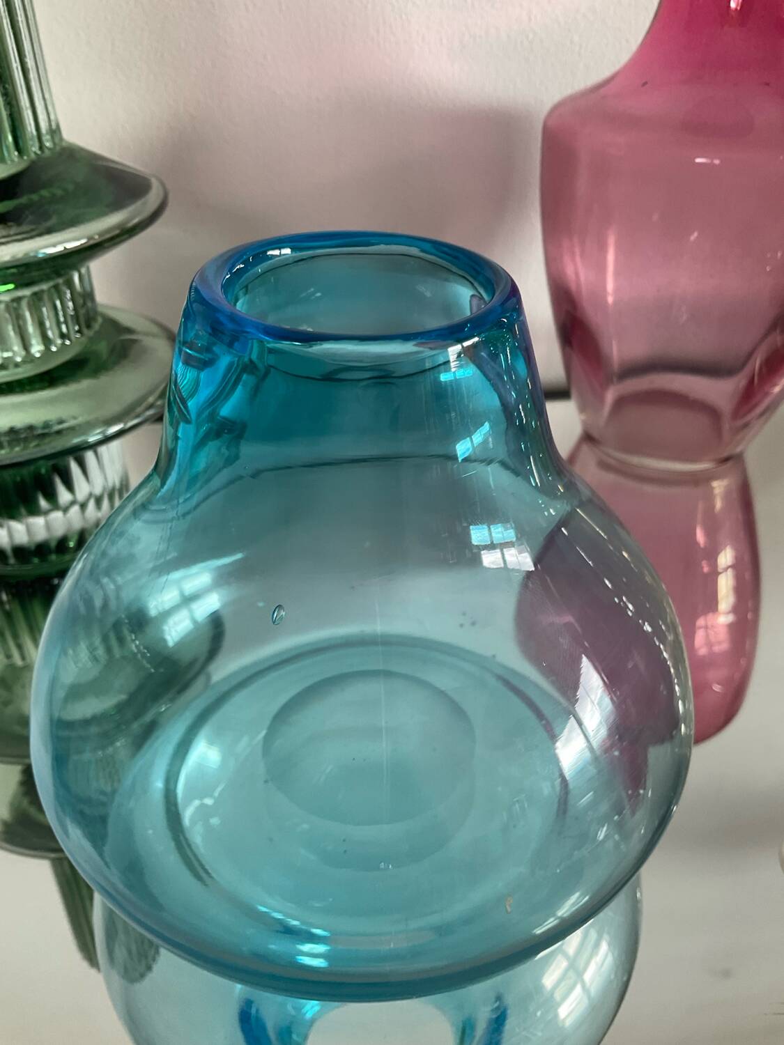 Série de 4 vases vintage en verre coloré
