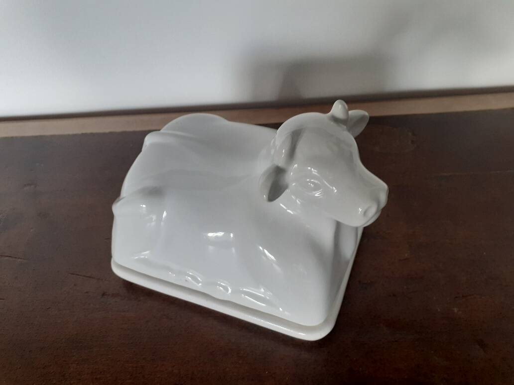 Cow-shaped butter dish