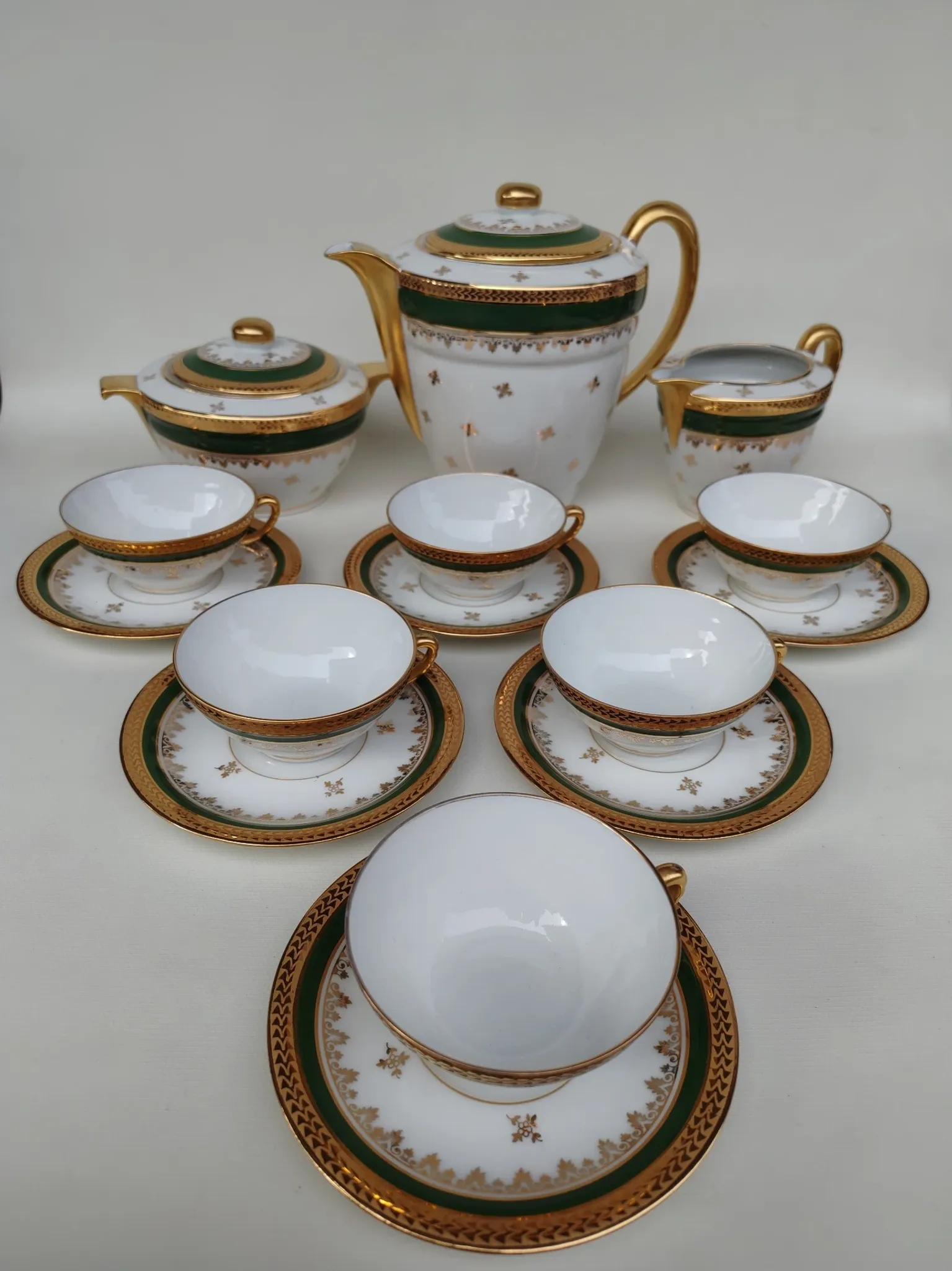 Limoges porcelain coffee service from the 1950s. For 6 people.