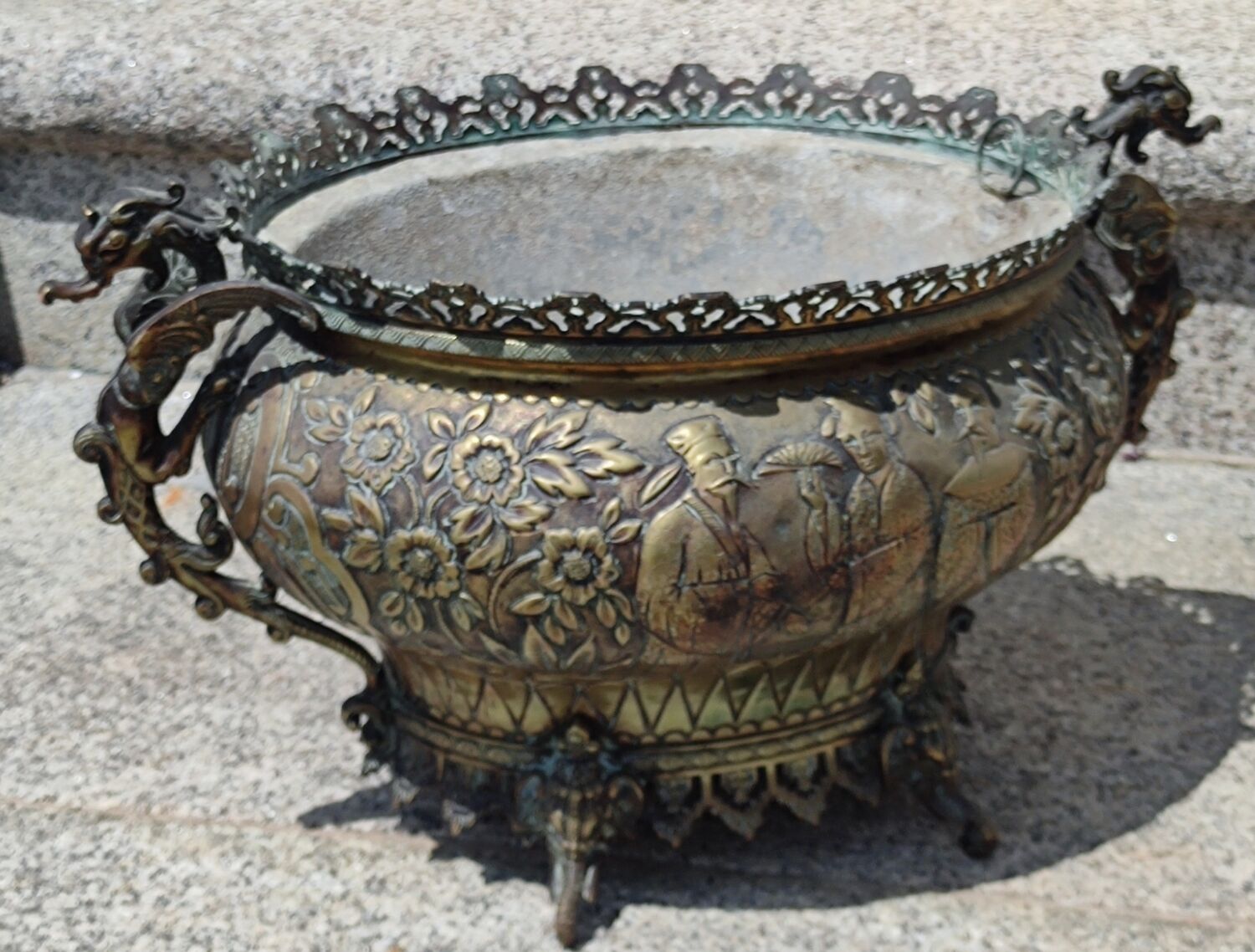 Ancienne jardinière en cuivre décor hindou