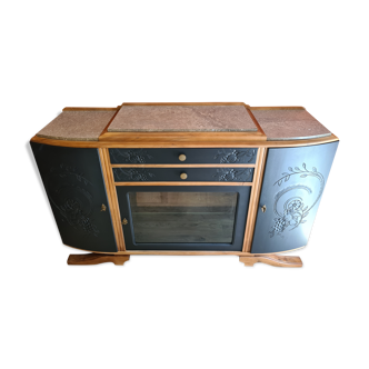 Buffet art deco rénové en noyer avec porte vitrée biseautée et plateaux en marbre