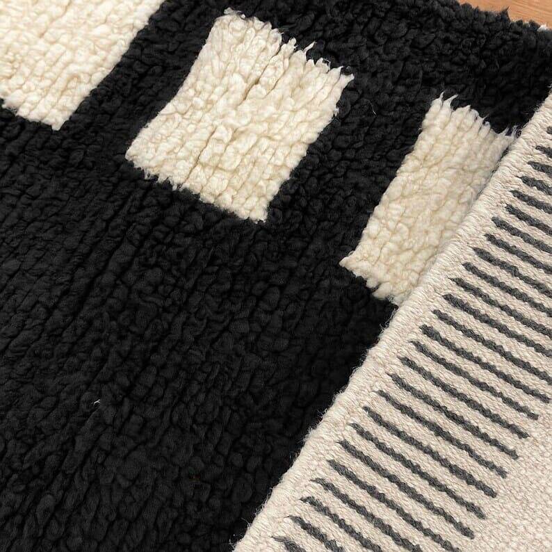 Handmade traditional Atlas Berber rug size 2.5/2 m