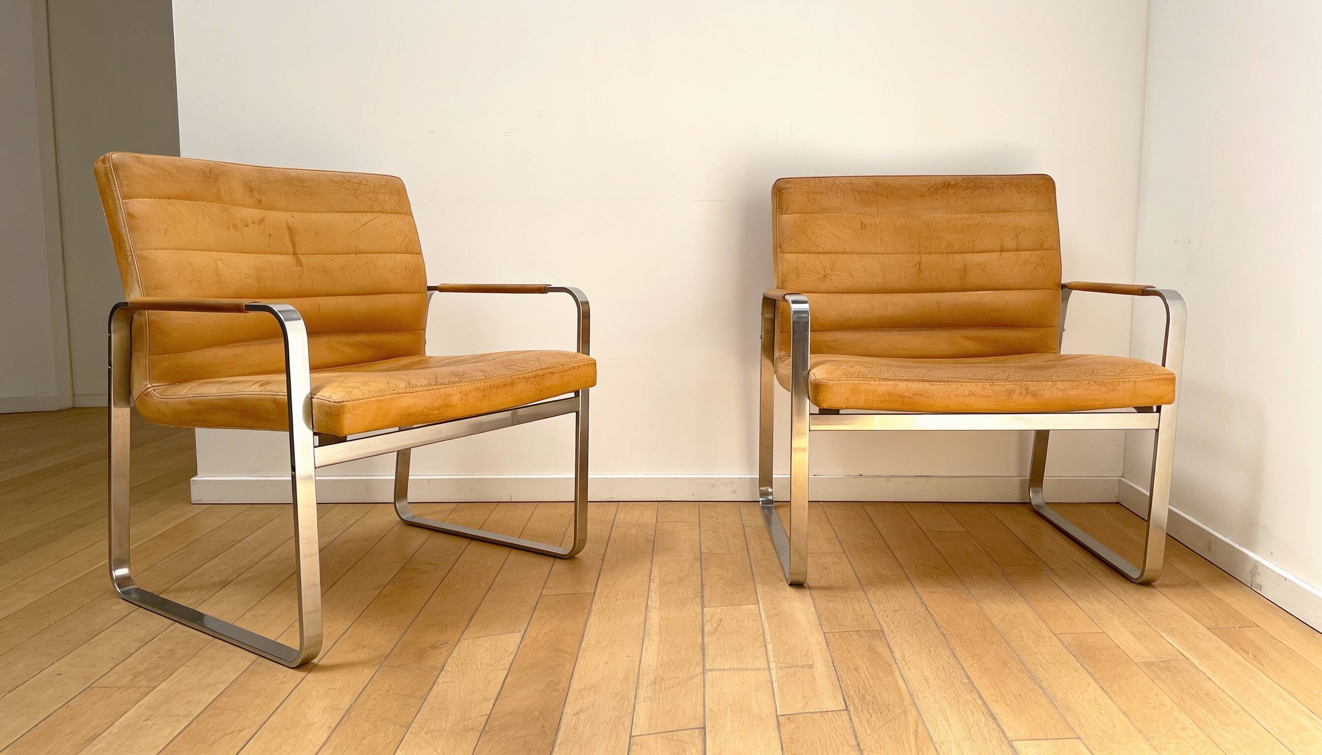 Pair of Bo-850 armchairs