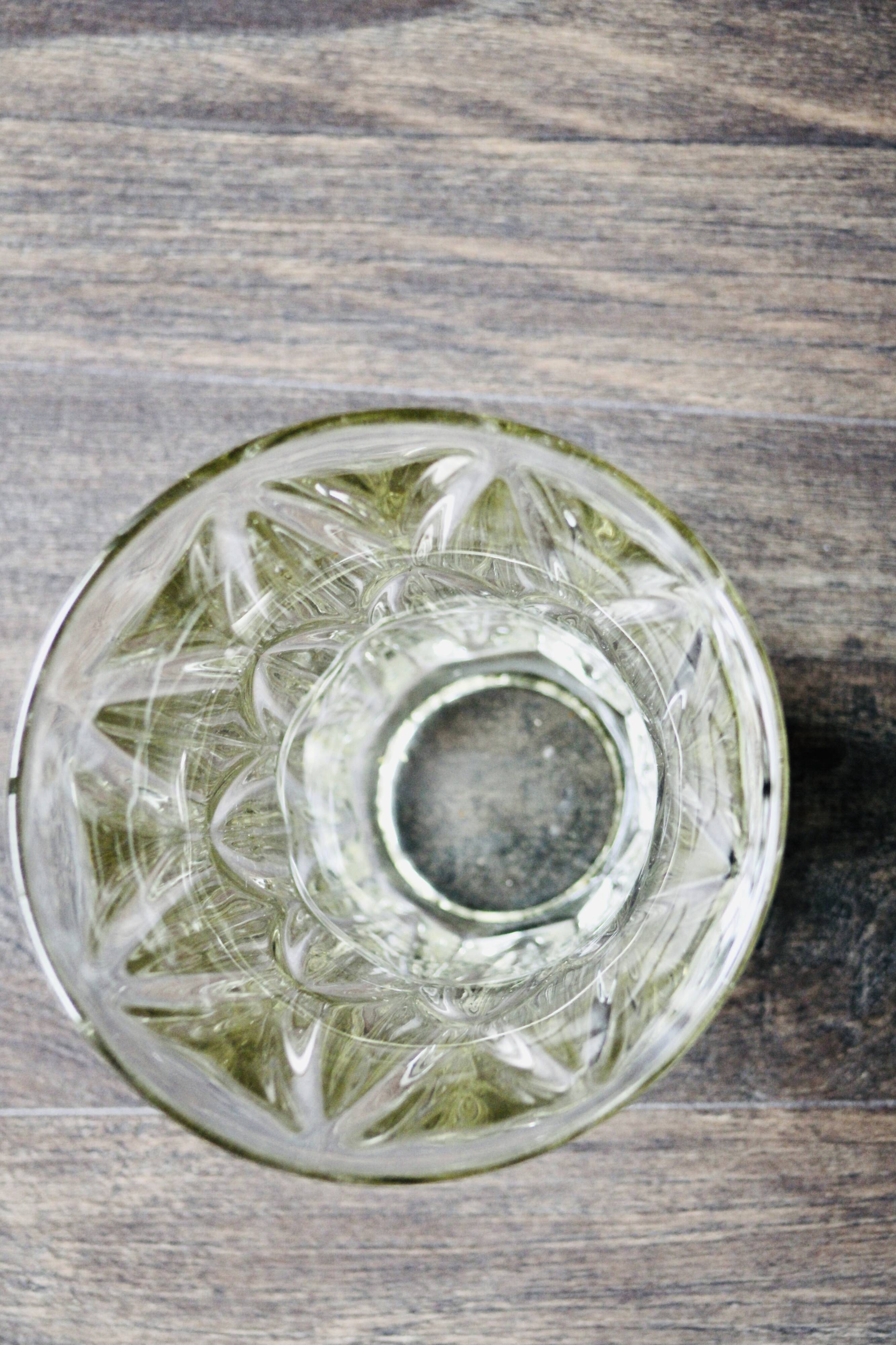 Vase en verre pressé – motif feuillage