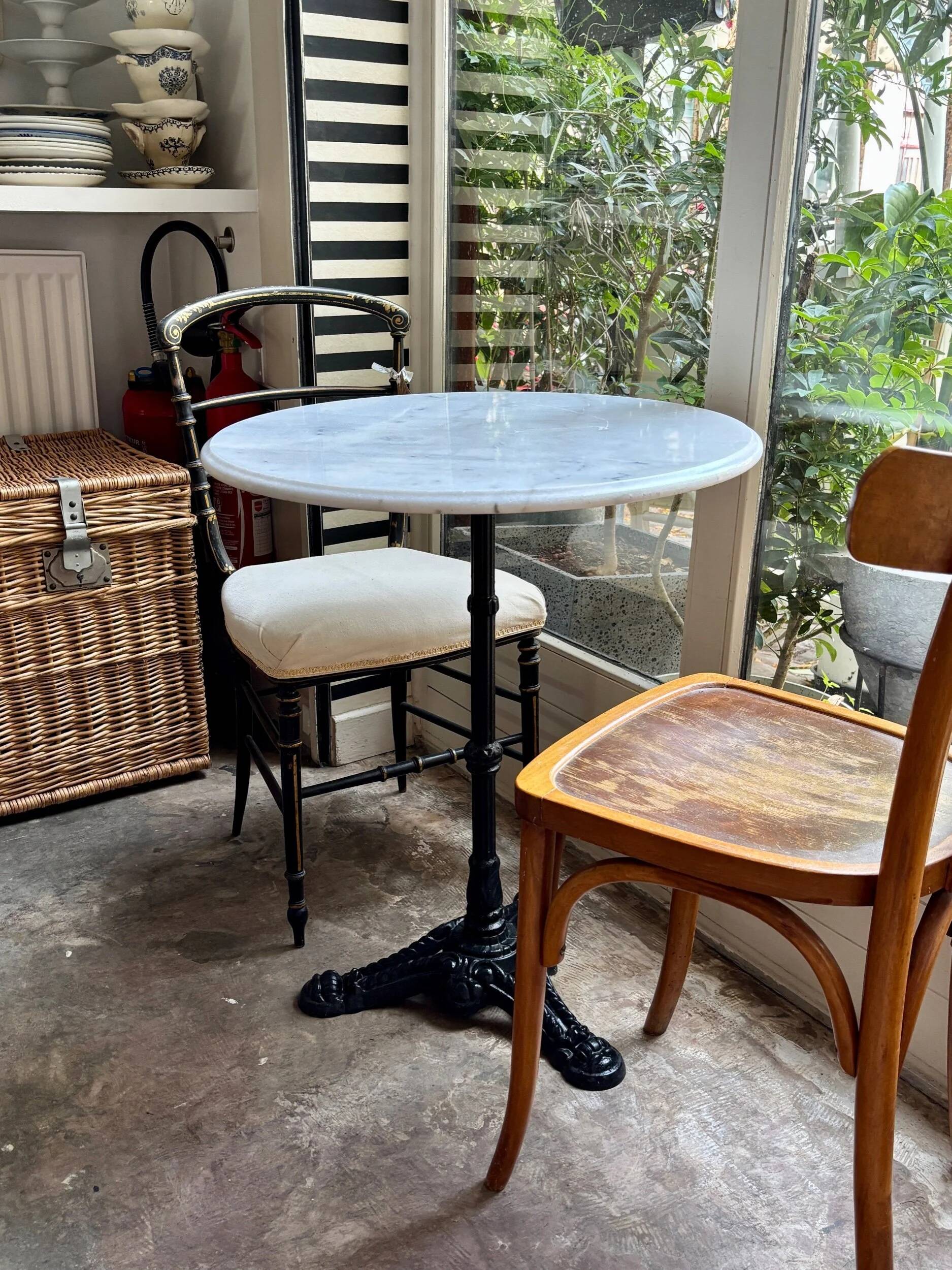 Bistro table in grey marble and black cast iron ⌀ 60 cm
