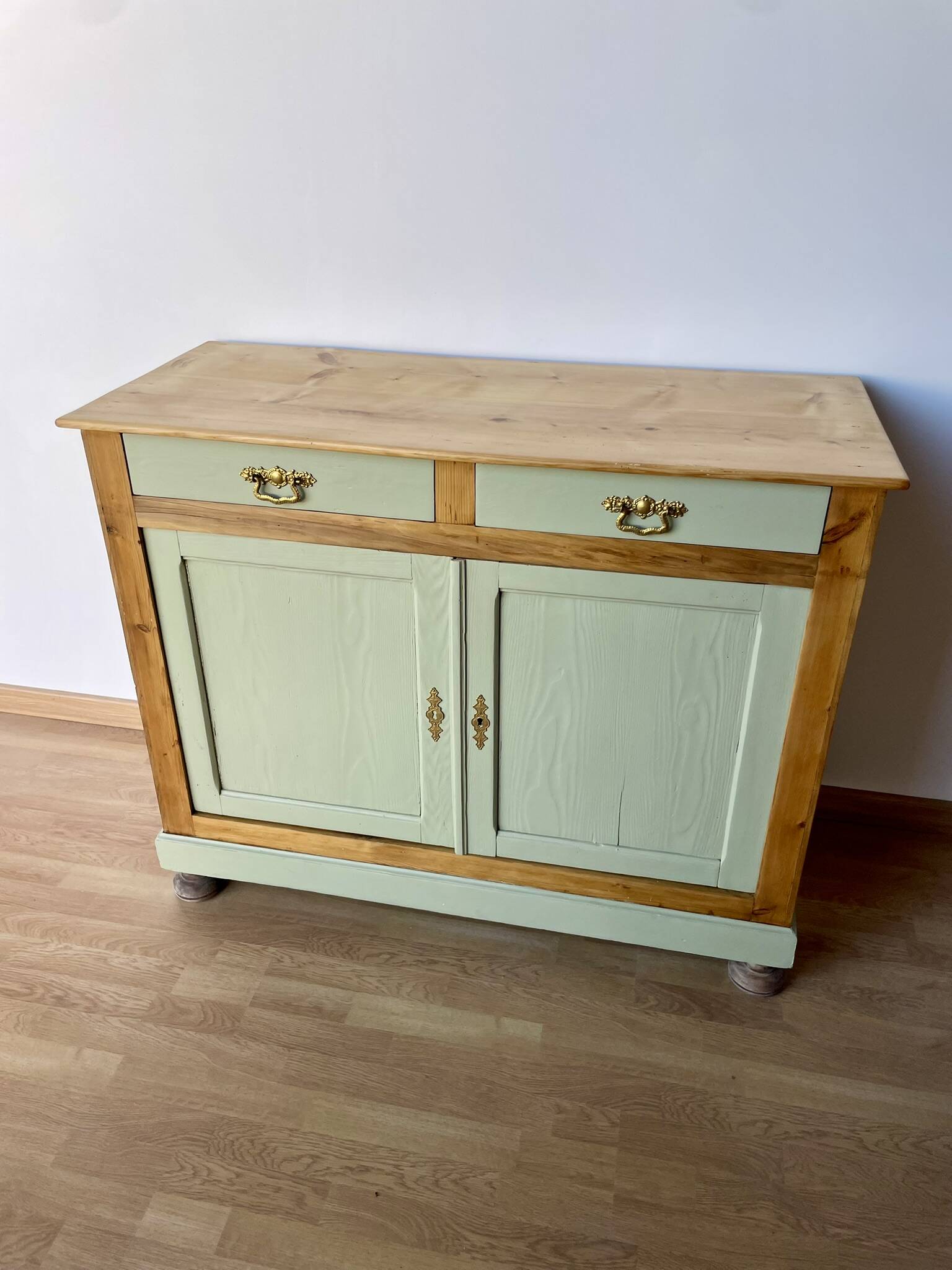 Old buffet with 2 doors