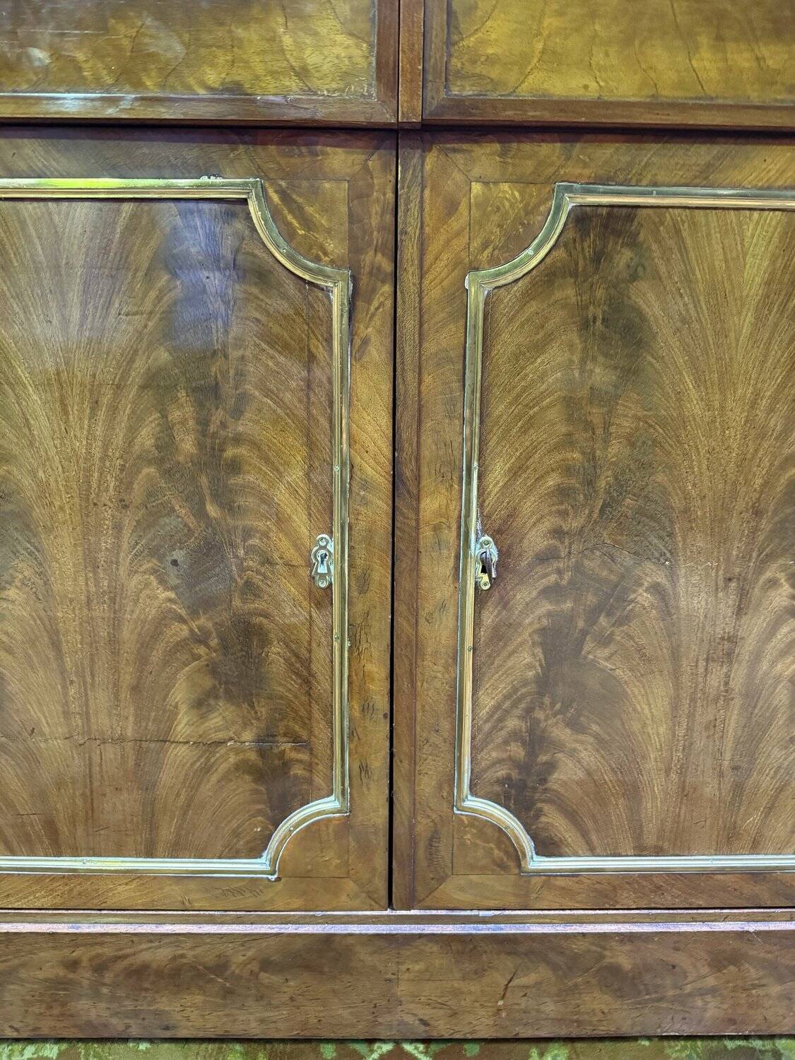 Buffet époque Restauration en acajou et filets de laiton