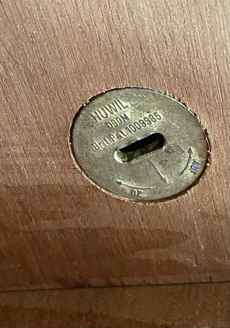 Armoire vintage pieds compas