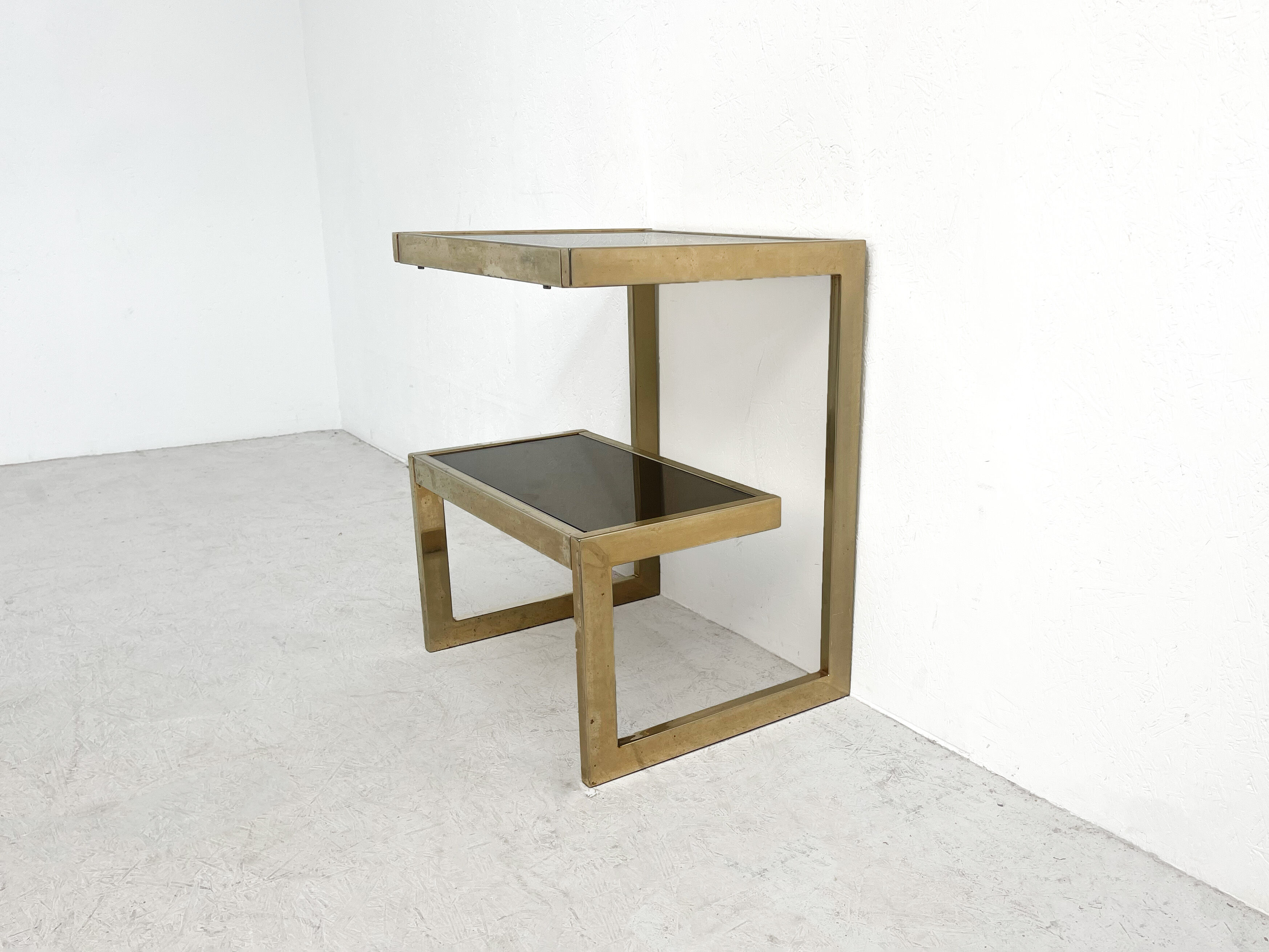 Table d’appoint en forme de G