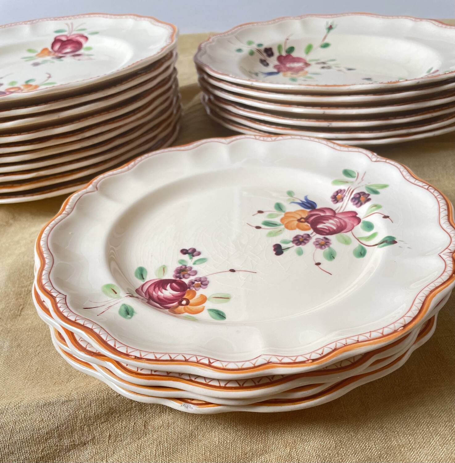 Table service with painted flowers Faïencerie de Longchamp Monaco 1960s