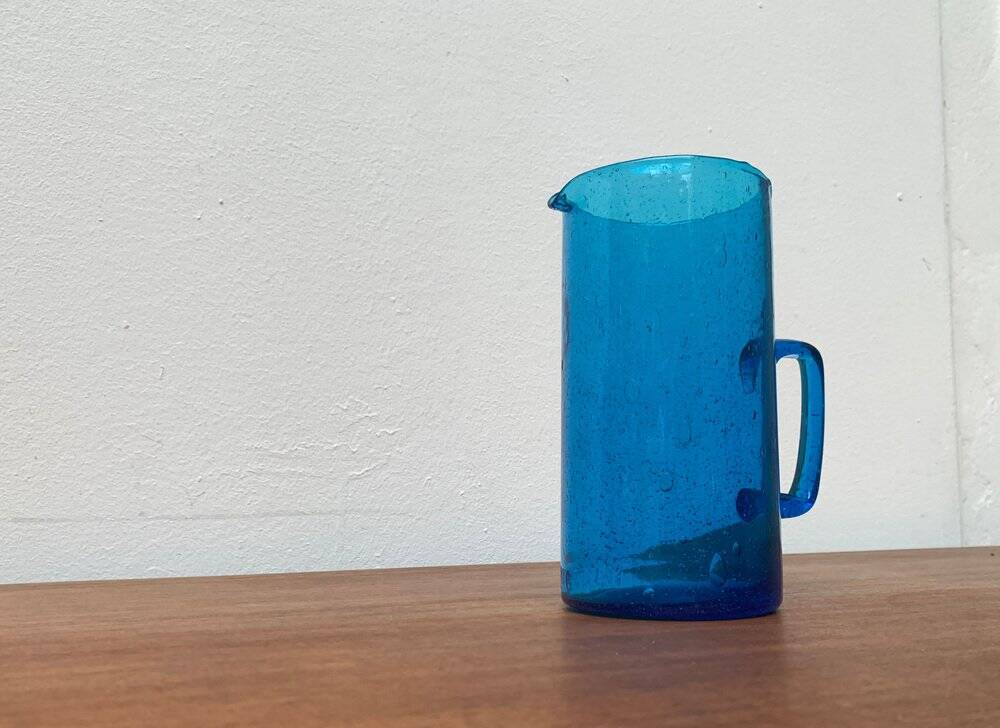 Broc en verre bleu fait main du milieu du siècle, années 1960