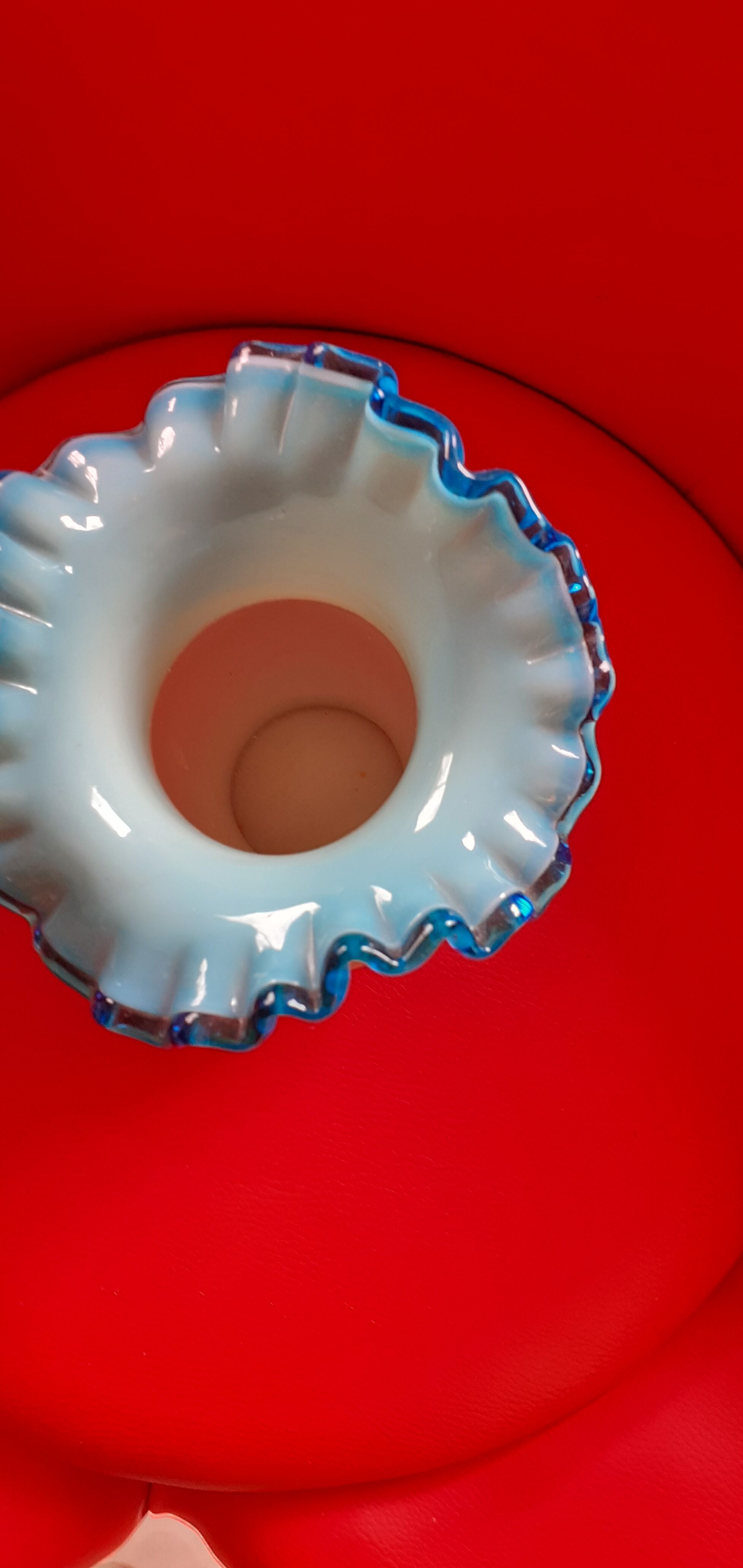 Vase en opaline émaillée, pieds bronze début xxe