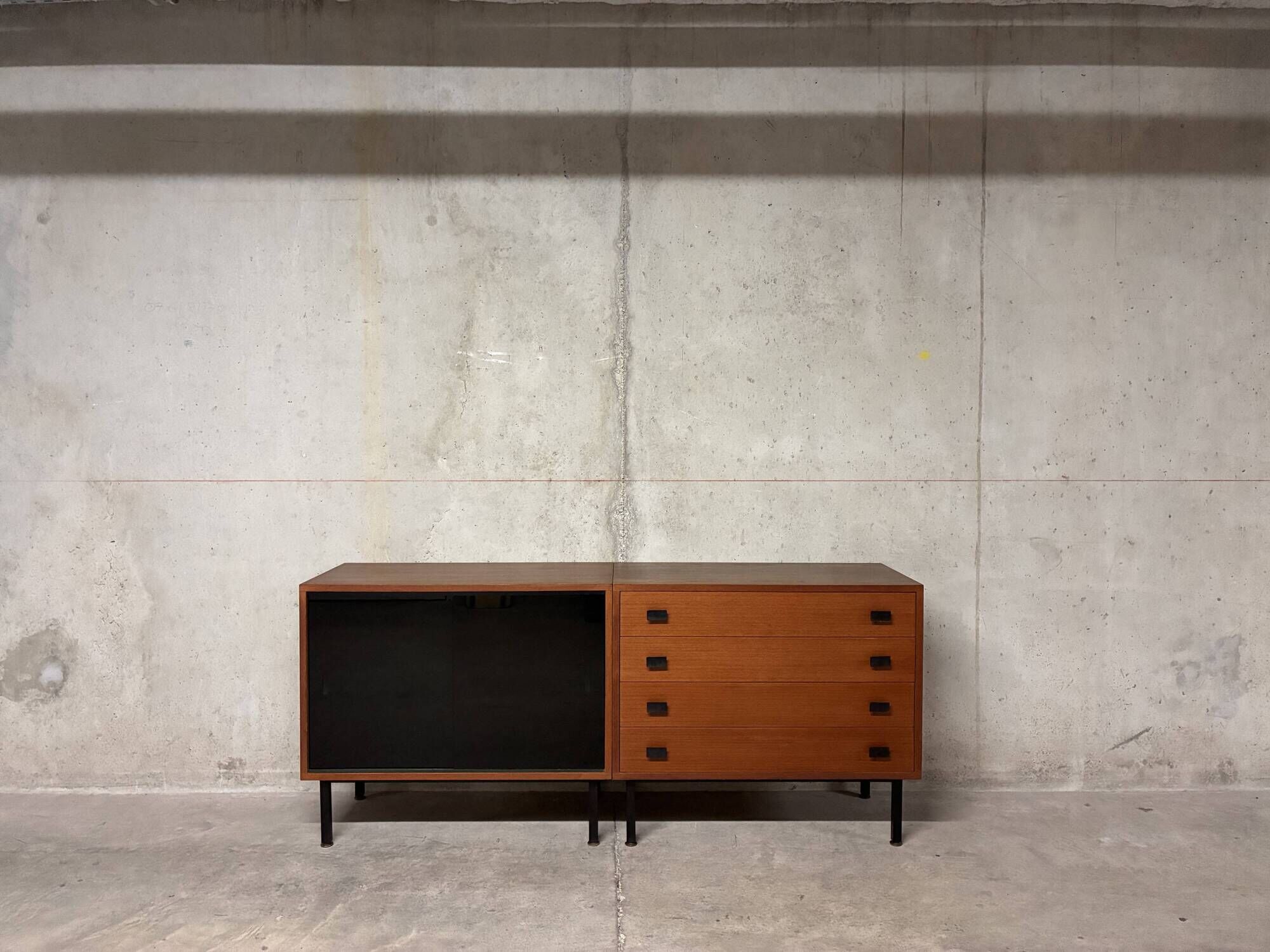 Enfilade vitrine commode moderniste teck Antoine Philippon et Jacqueline Le