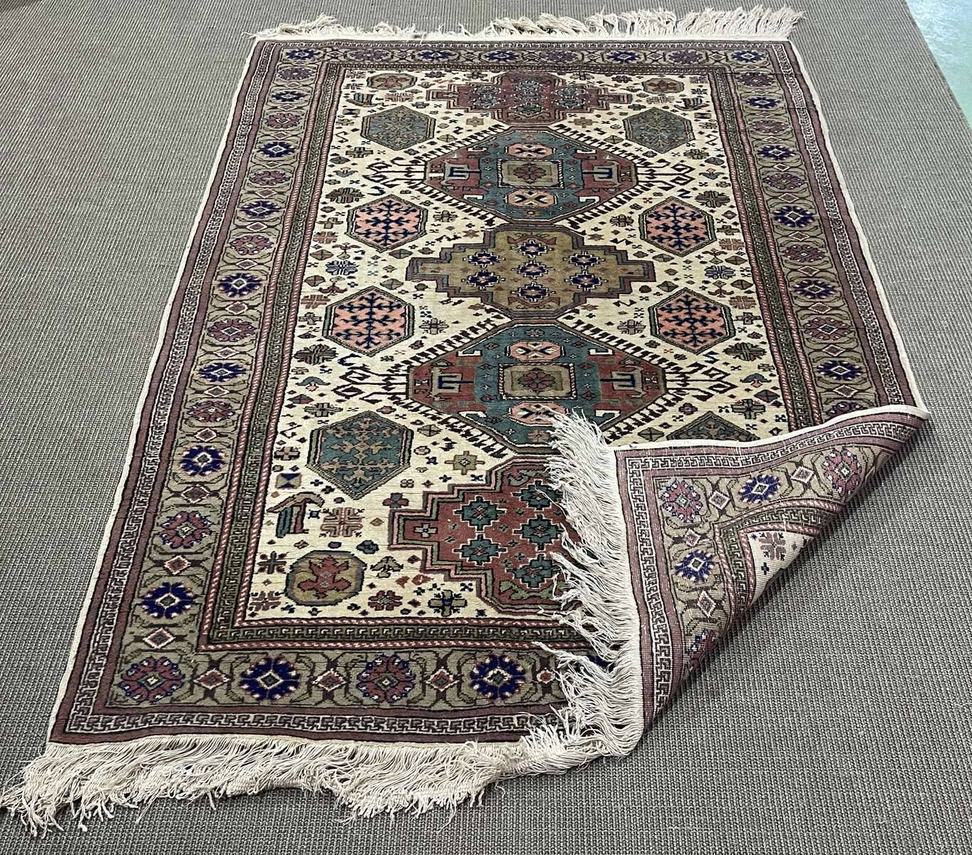 Handmade Iranian wool rug - 1.90m x 1.25m