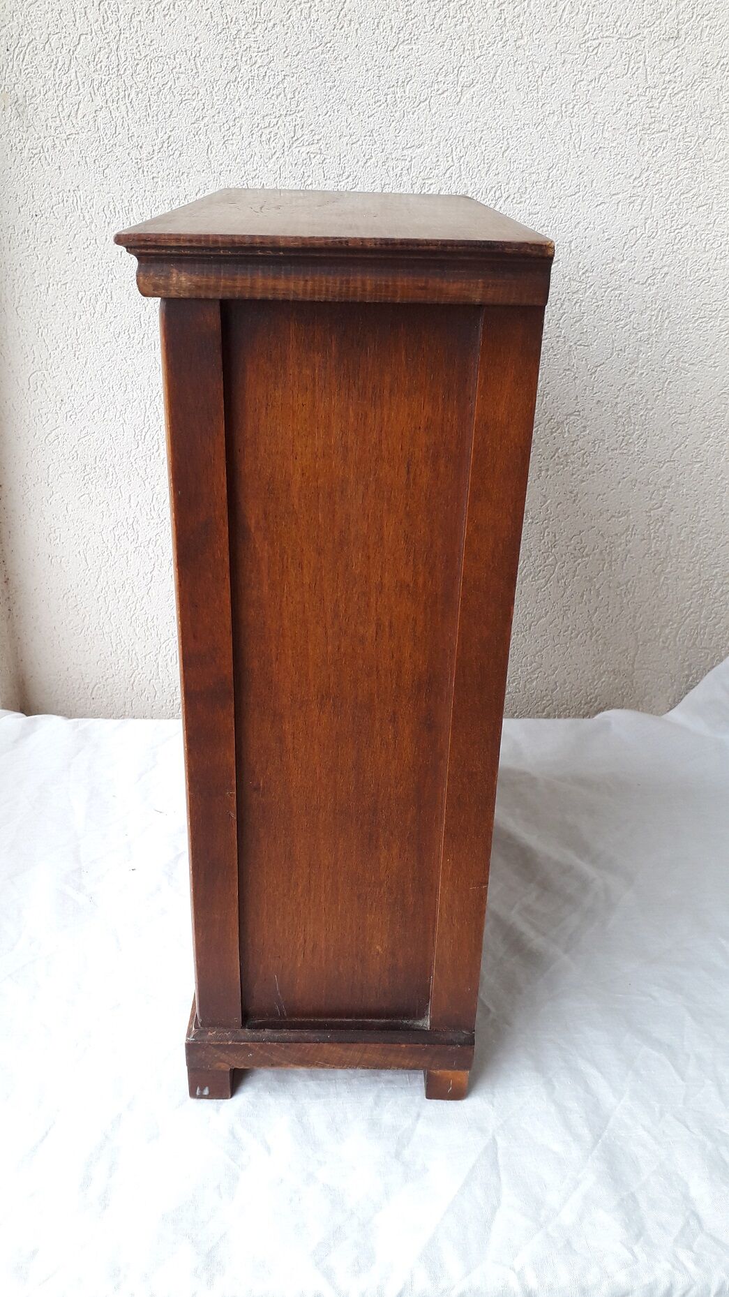 Armoire de poupée en bois