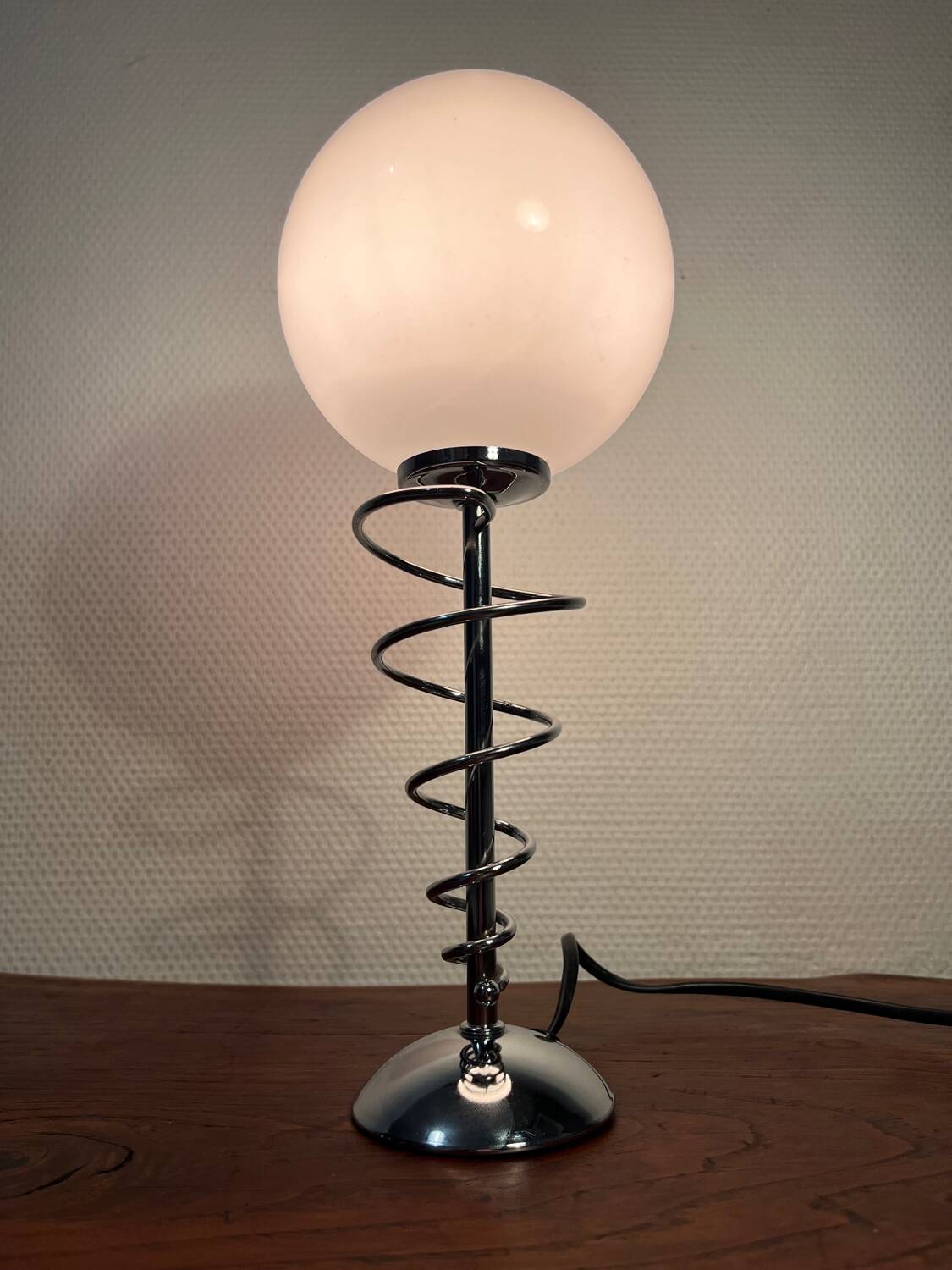 Metal base lamp, spring style, opaline globe