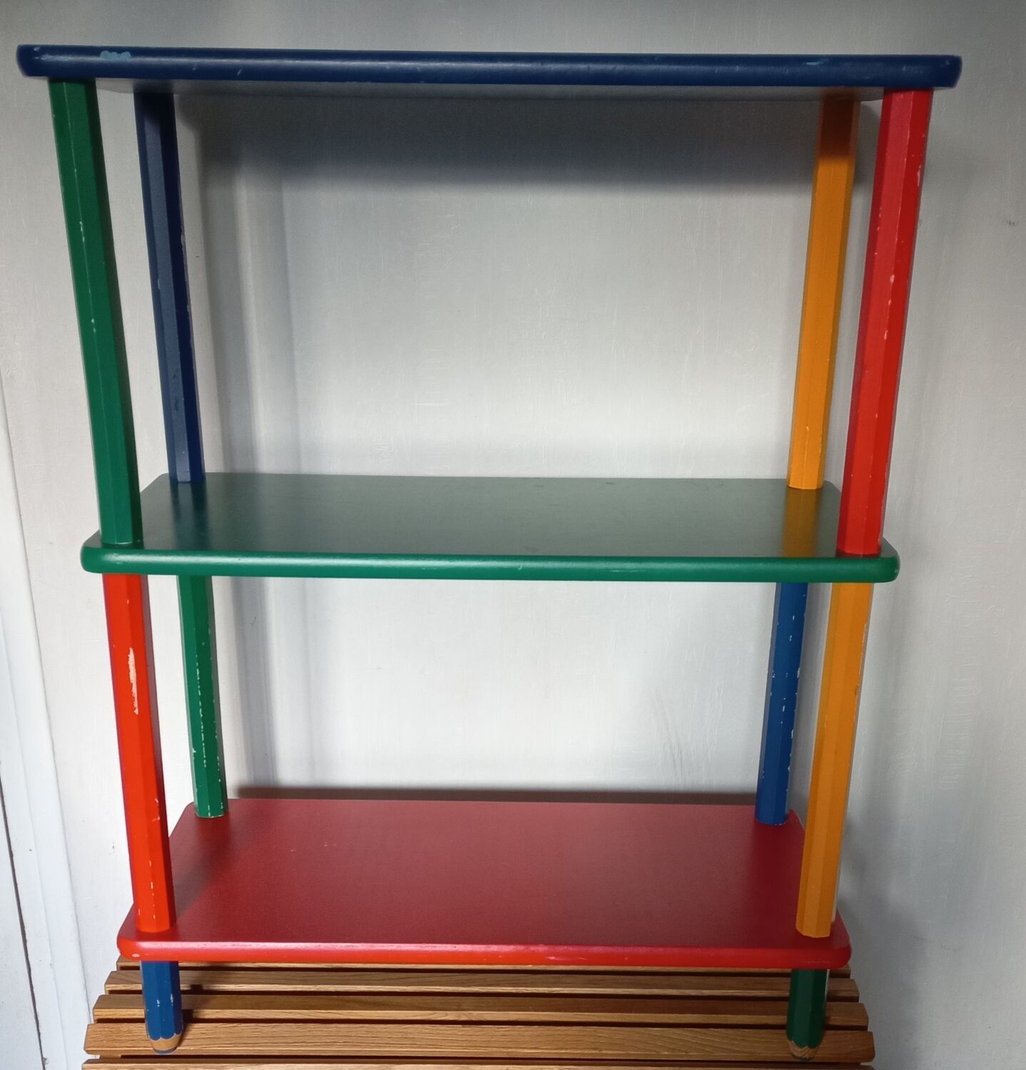 Shelf on legs, library, crayons in 4 colours.