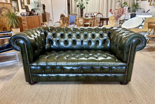Canapé Chesterfield en cuir vert capitonné