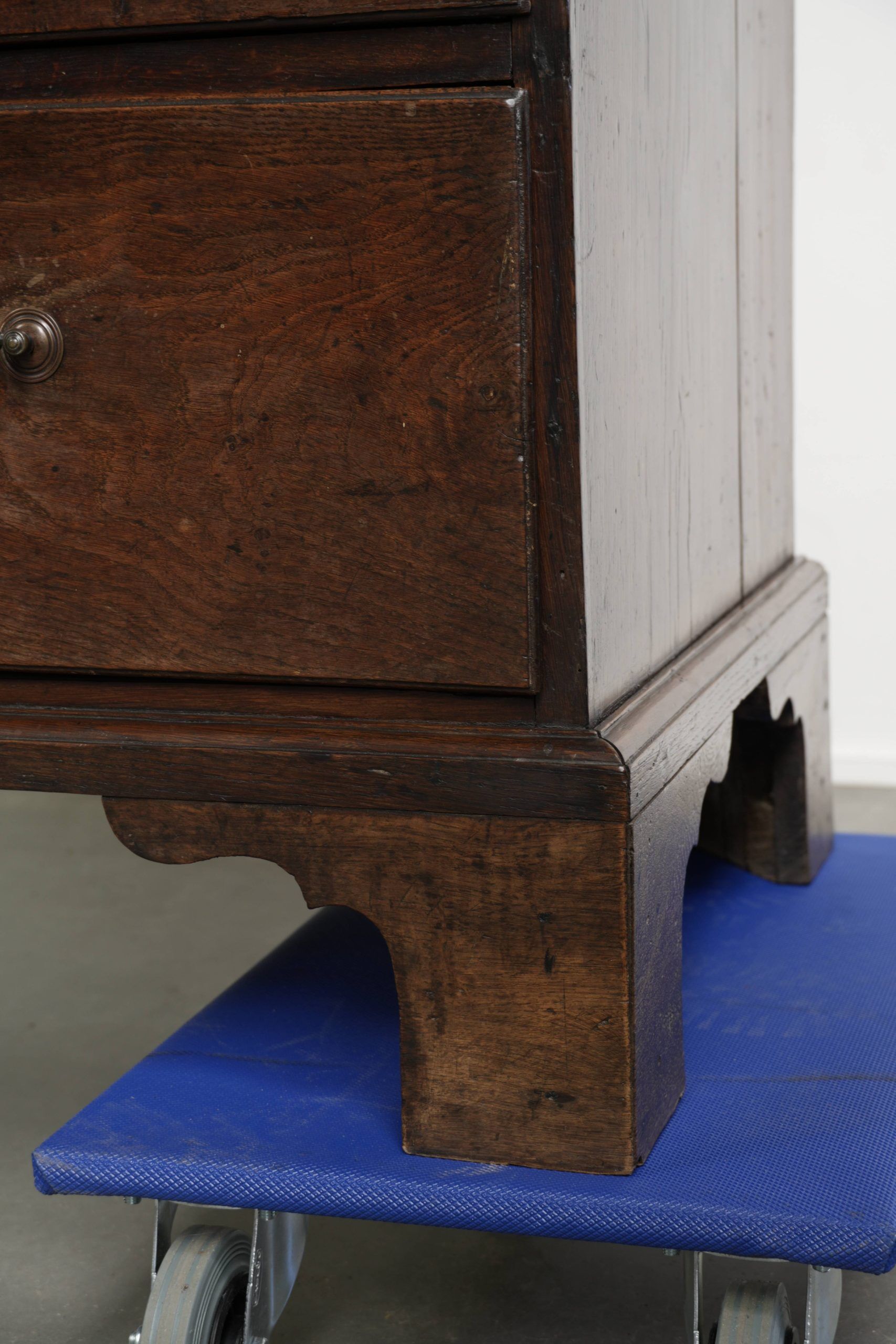 Commode anglaise antique du XVIIIe siècle en chêne.
