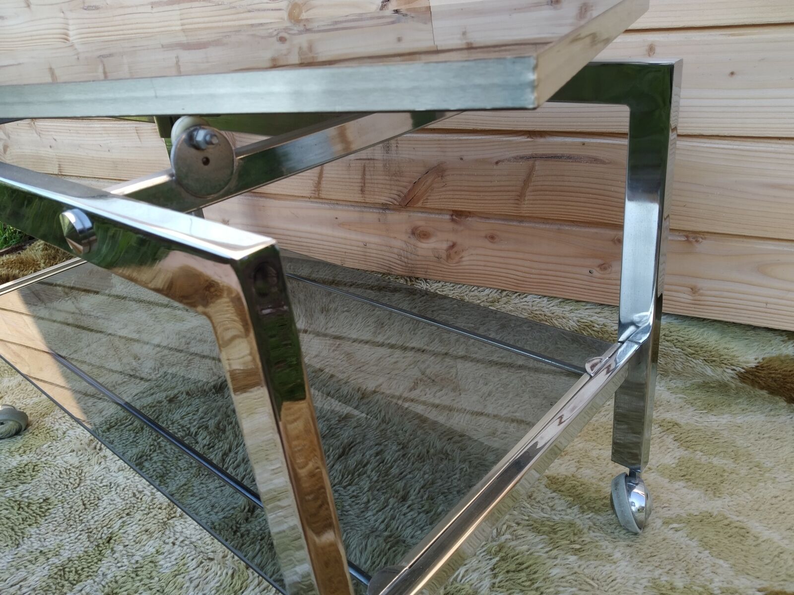 Swivel rolling coffee table