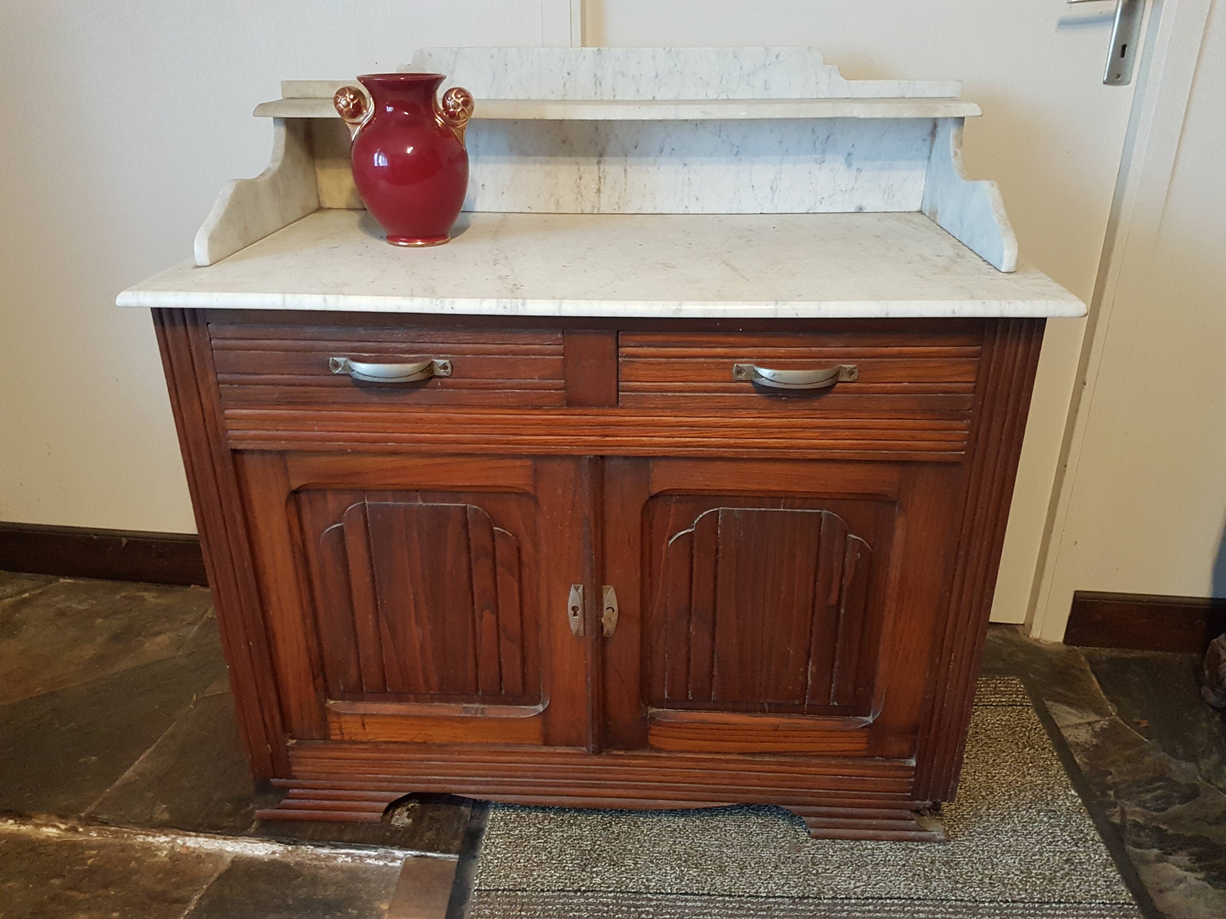 Toilet/dressing table