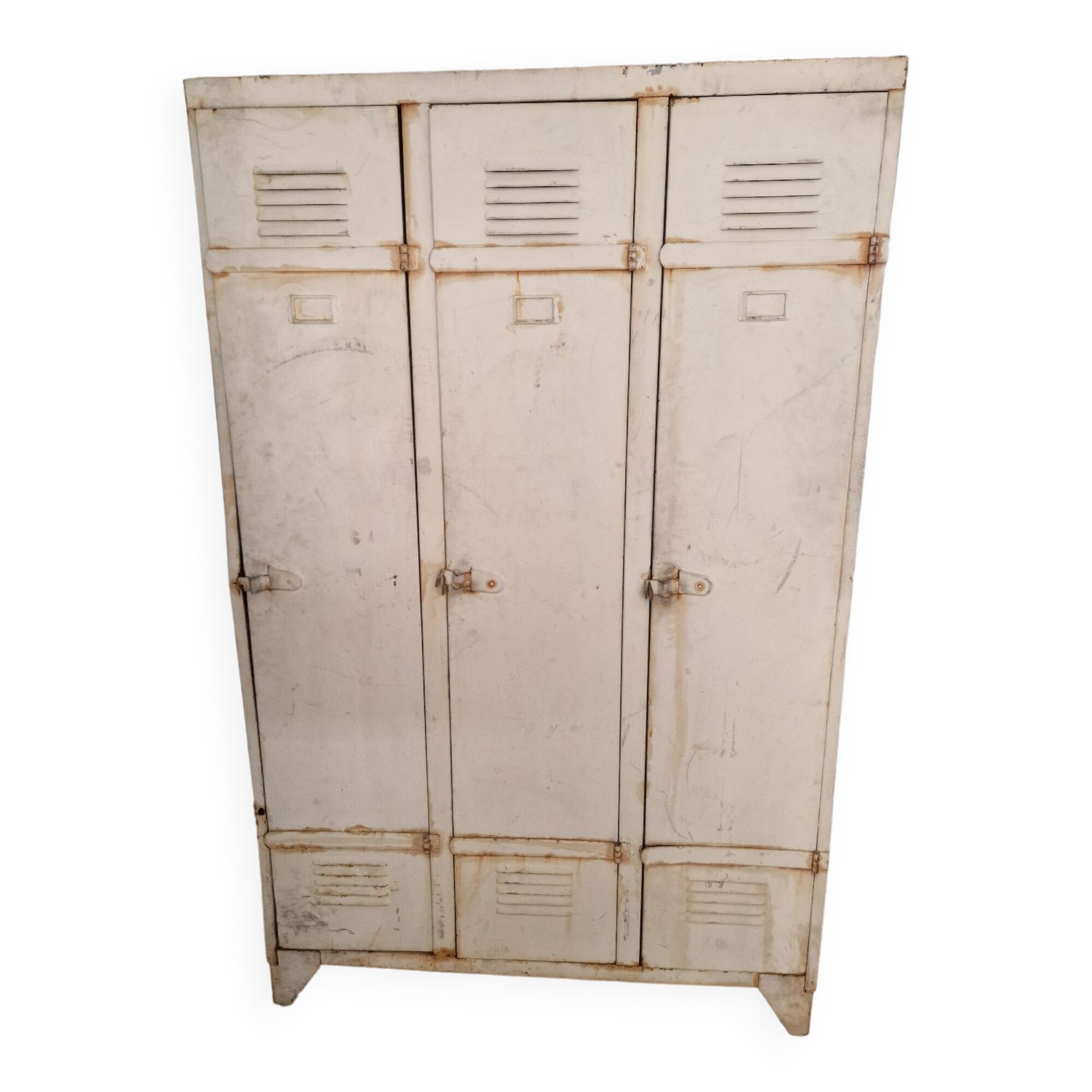 Old 3-door locker room