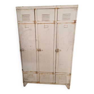 Old 3-door locker room