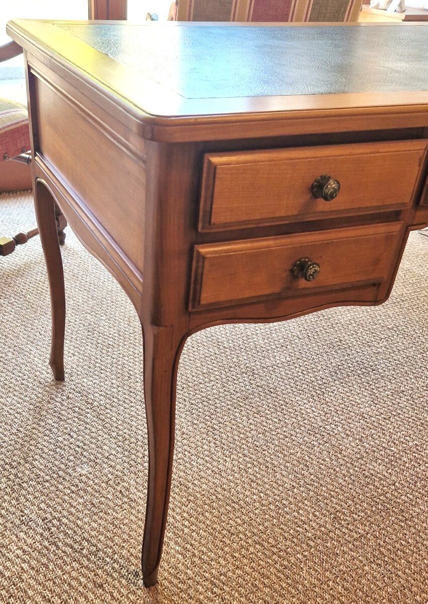 Cherry wood desk in Louis XV style